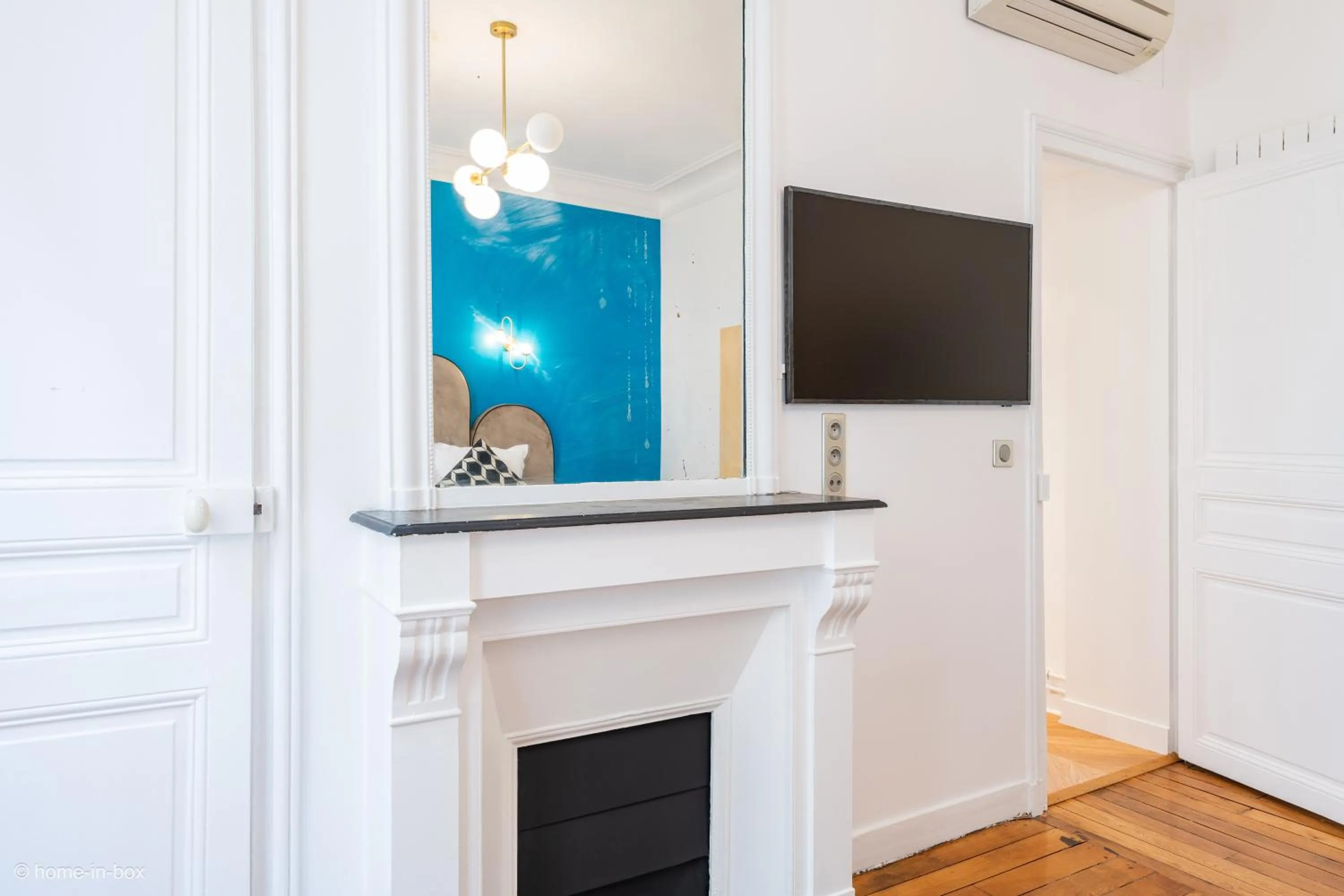 TV and multimedia in HotelHome Paris 16