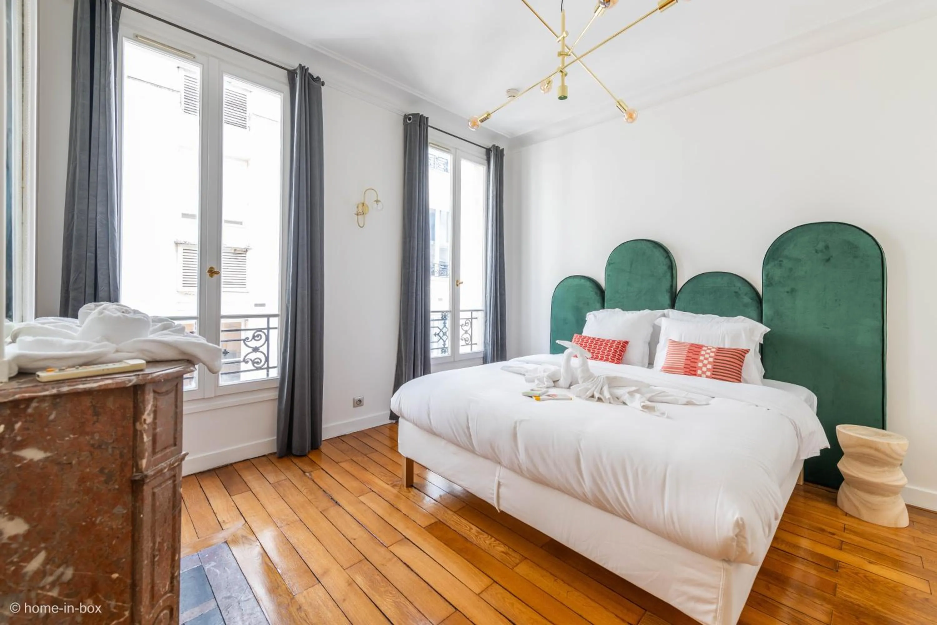 Bed in HotelHome Paris 16