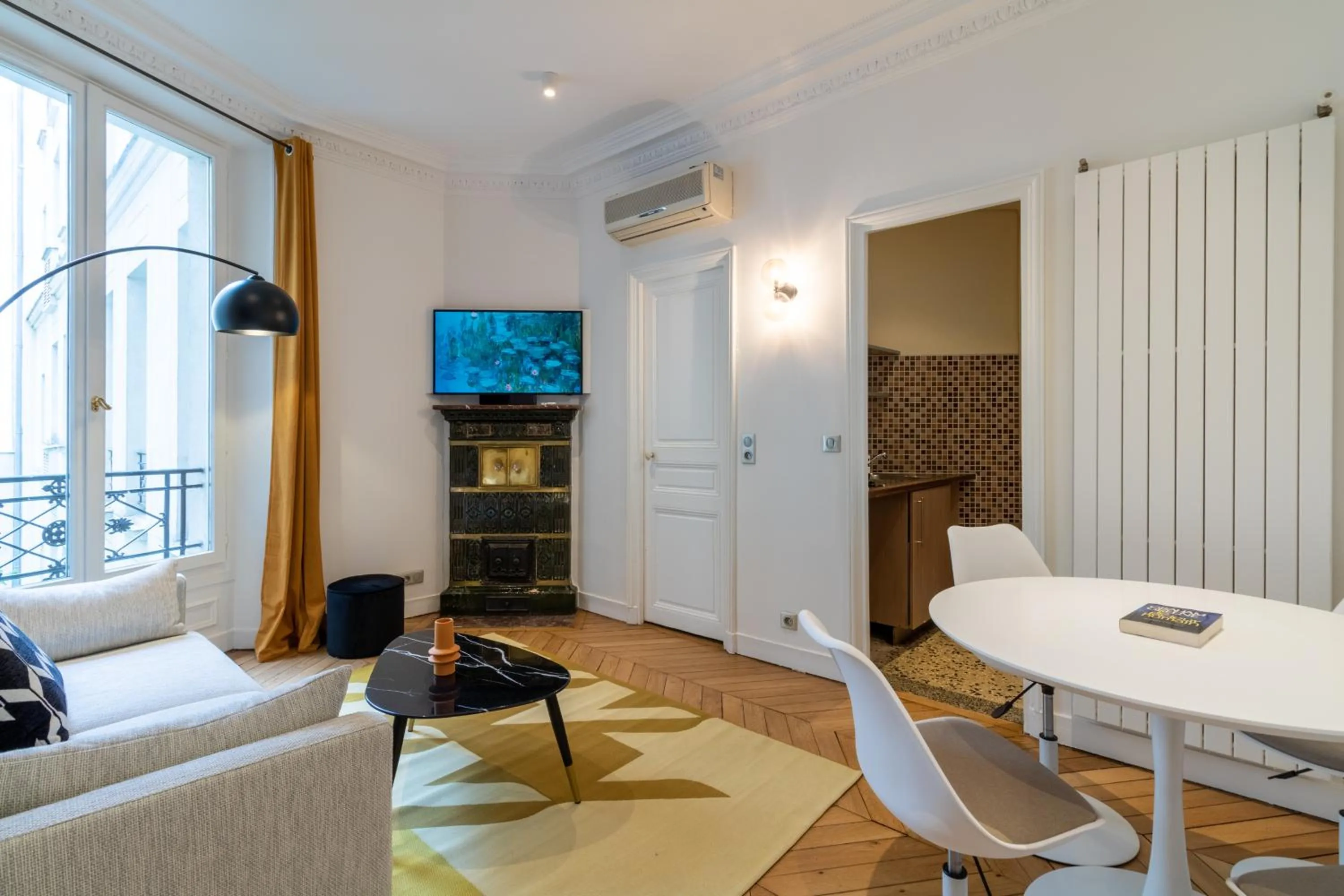 Communal lounge/ TV room in HotelHome Paris 16