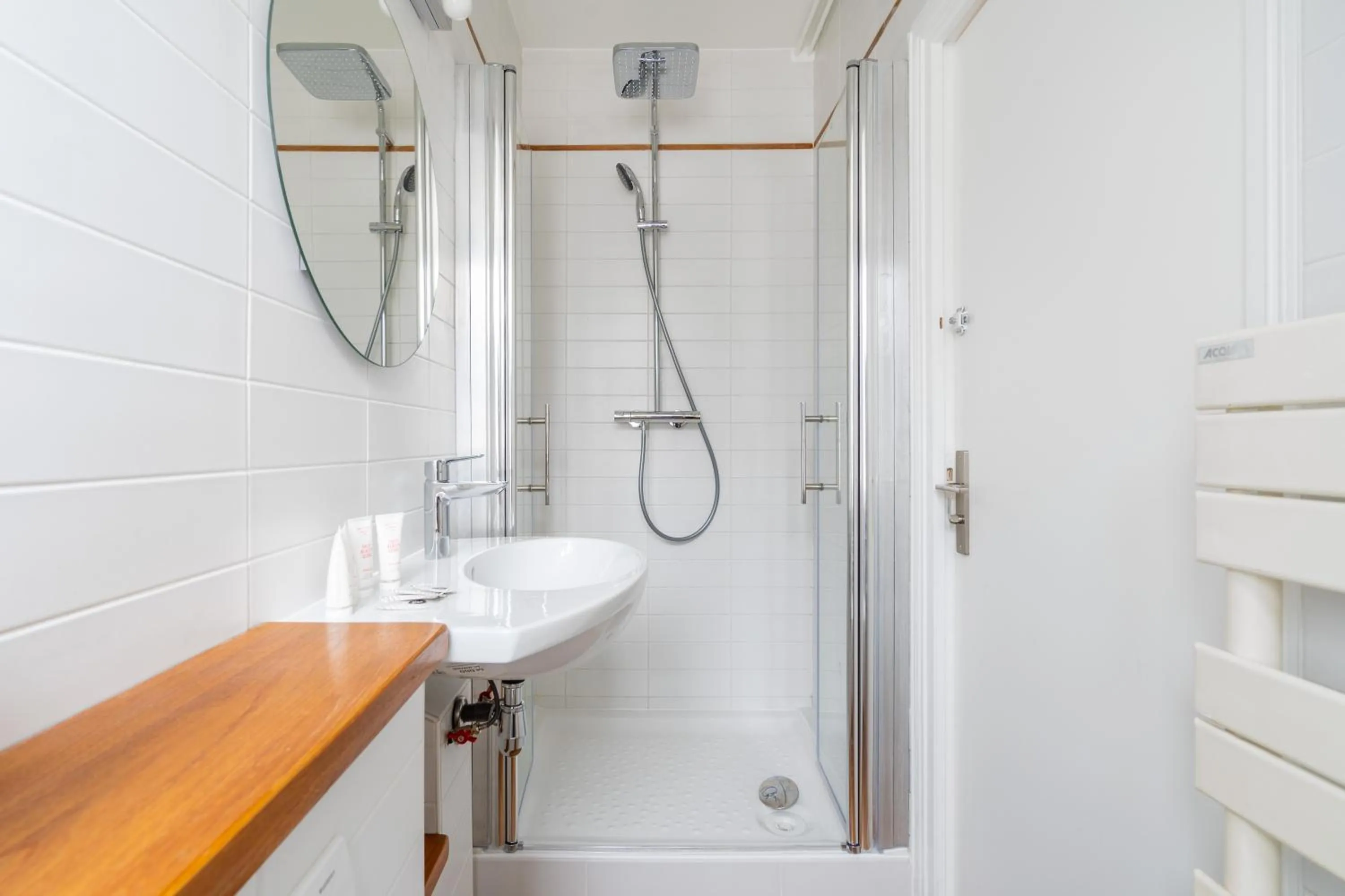 Shower in HotelHome Paris 16
