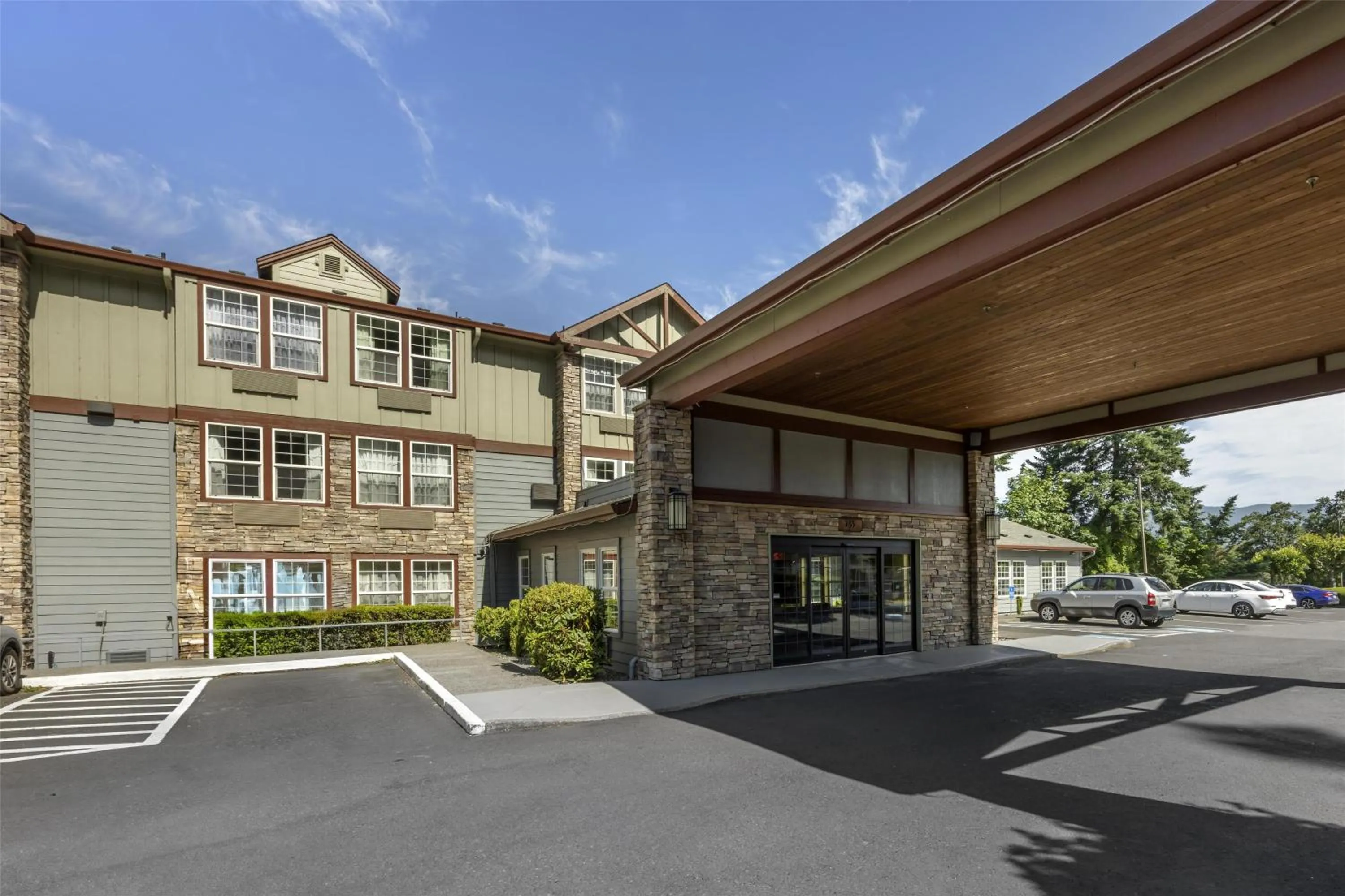 Property building in Best Western Plus Columbia River Inn