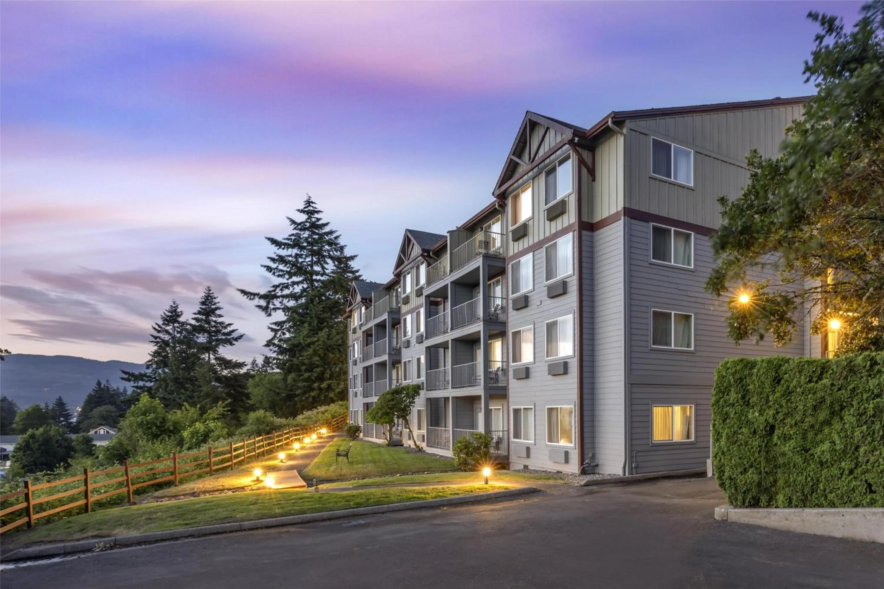 Property building in Best Western Plus Columbia River Inn