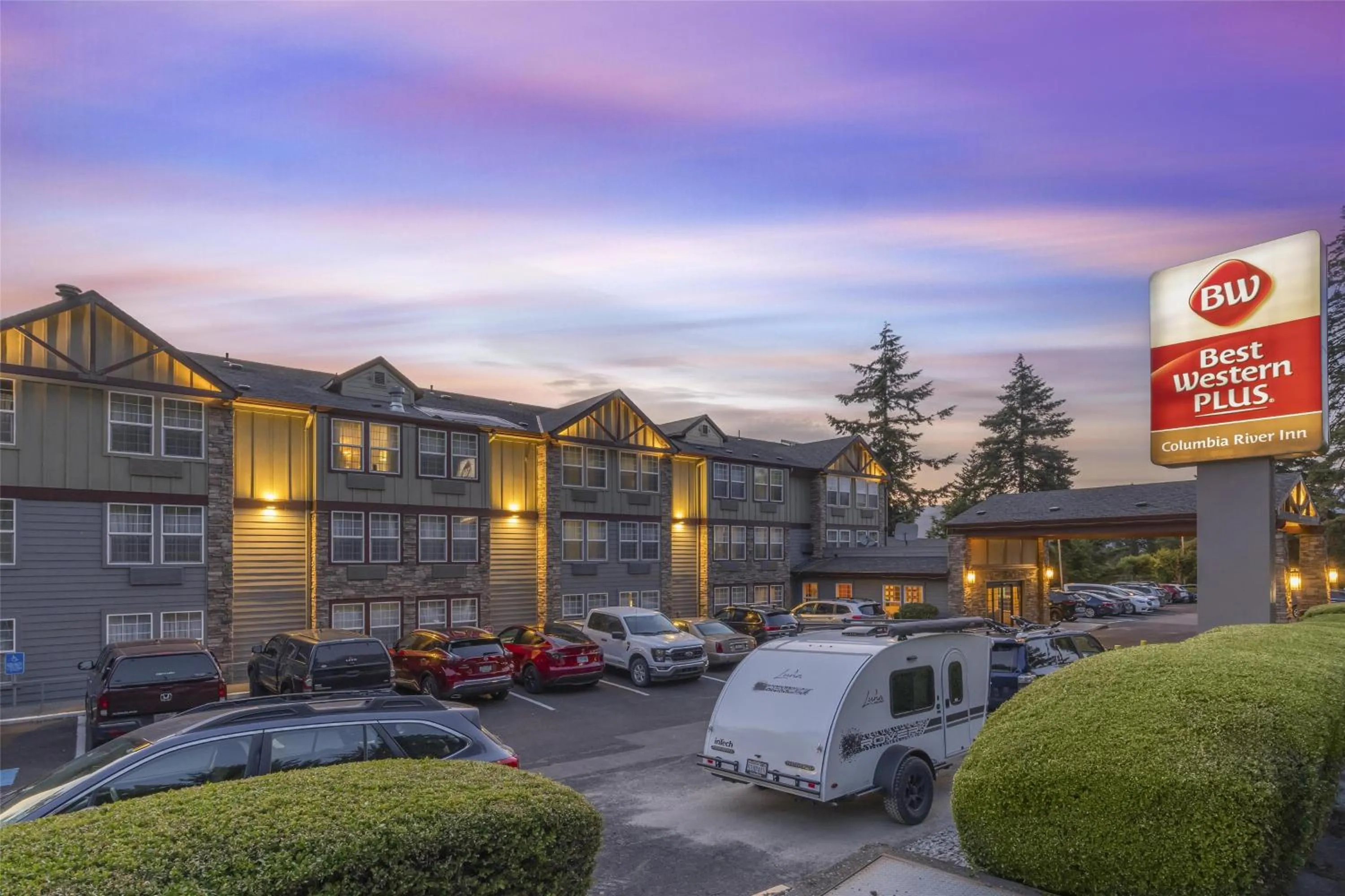 Property building in Best Western Plus Columbia River Inn