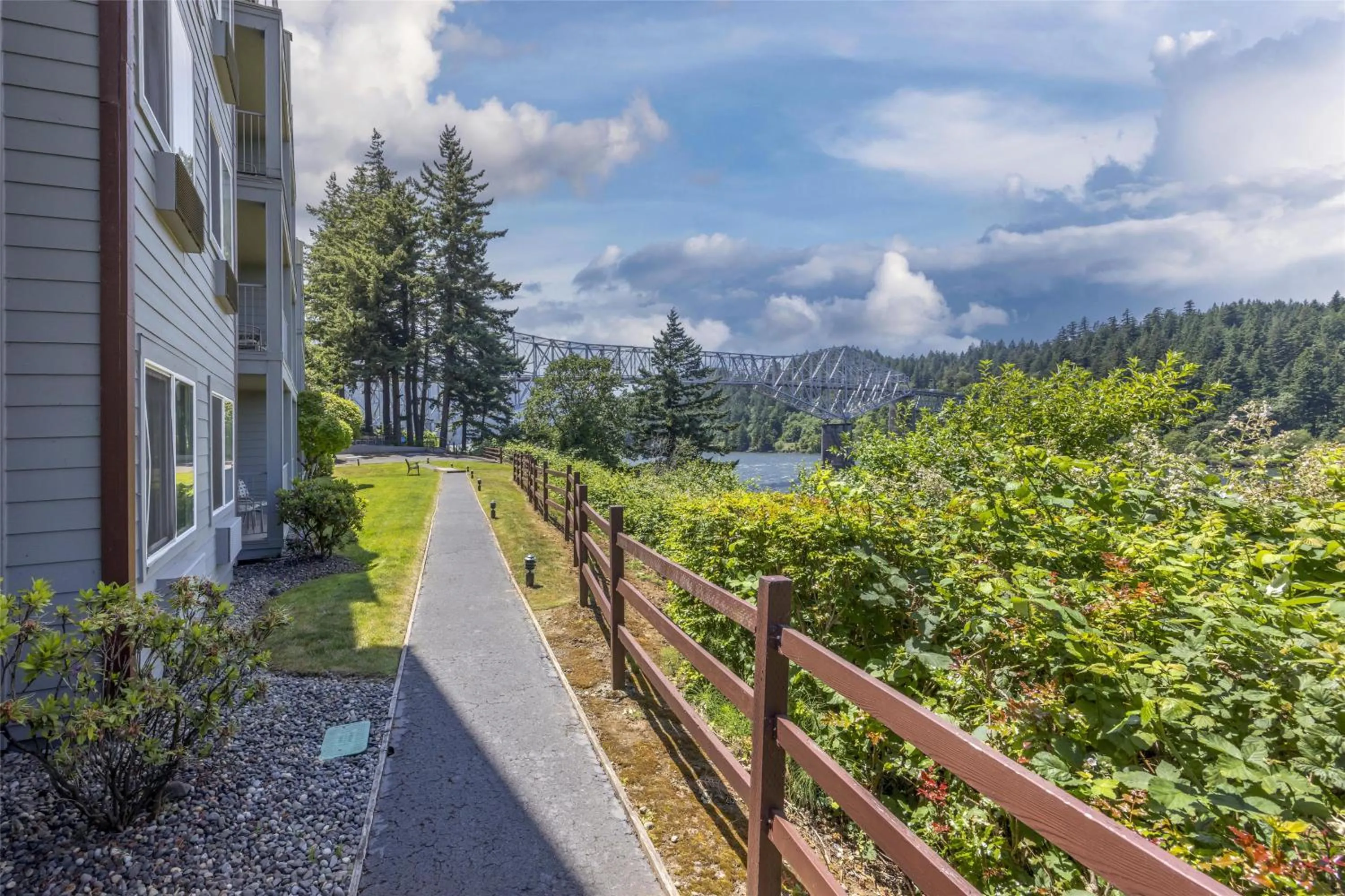 Property building in Best Western Plus Columbia River Inn