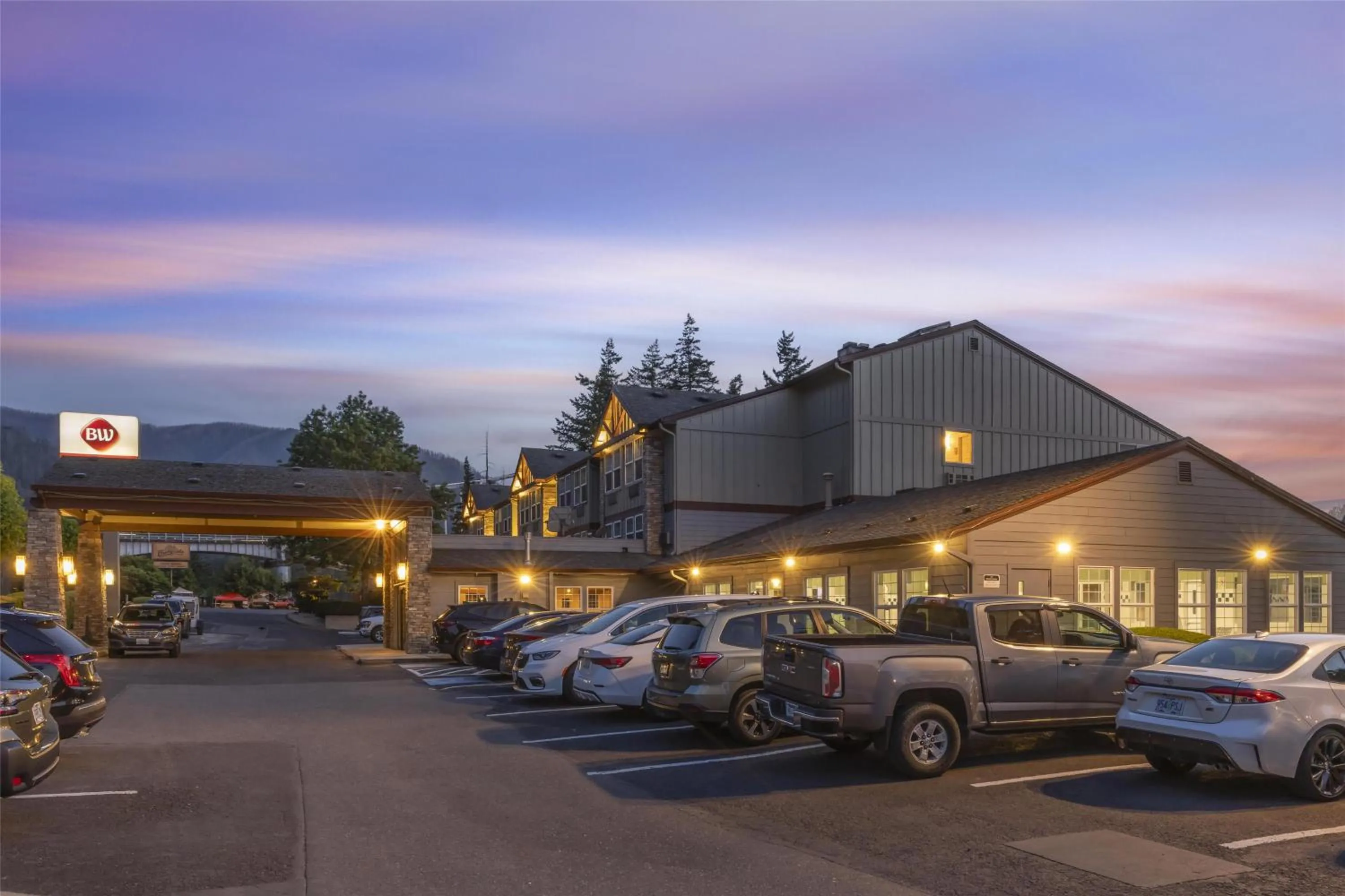 Property building in Best Western Plus Columbia River Inn