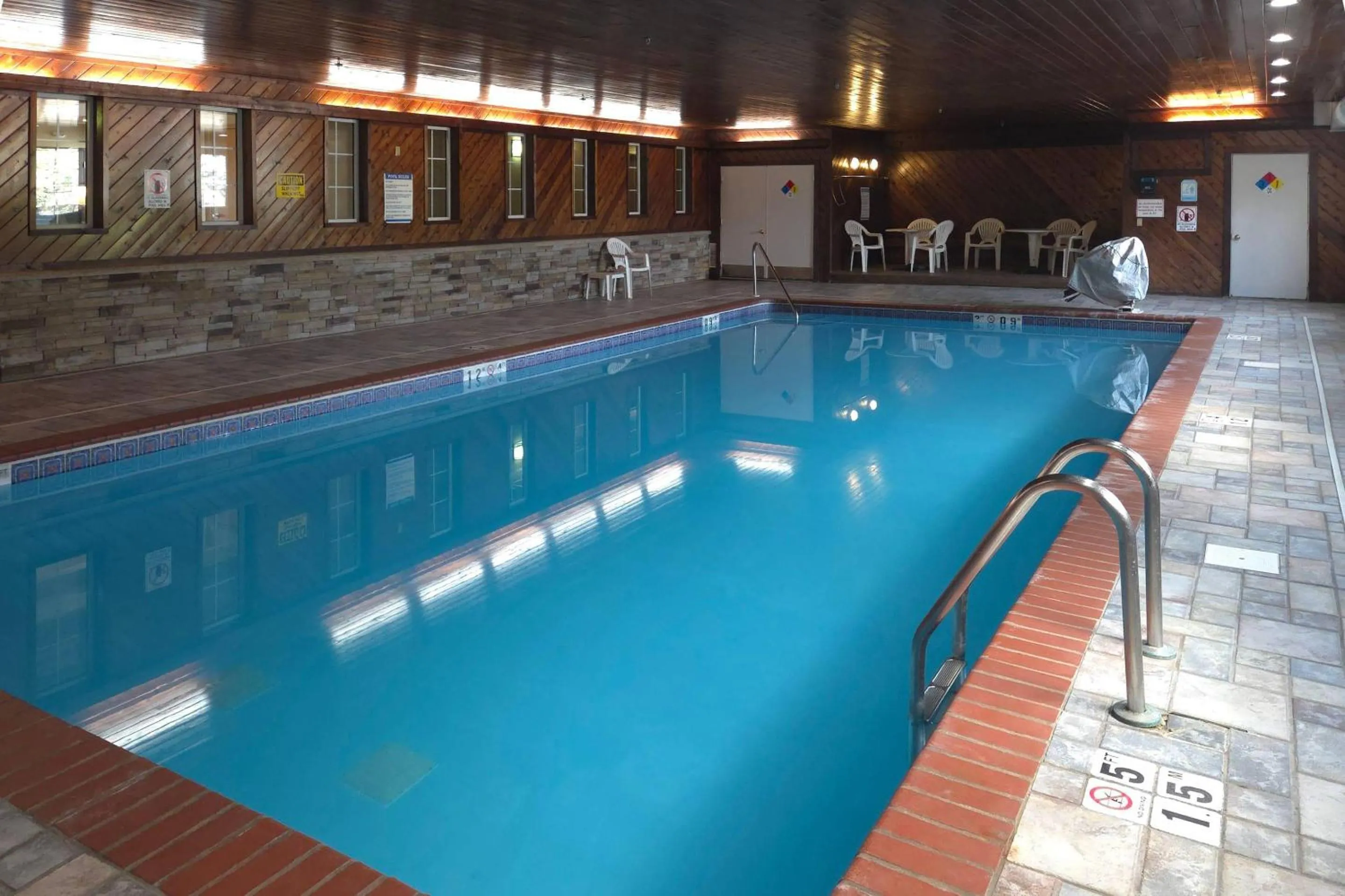 Swimming pool in MainStay Suites LeClaire - Quad Cities