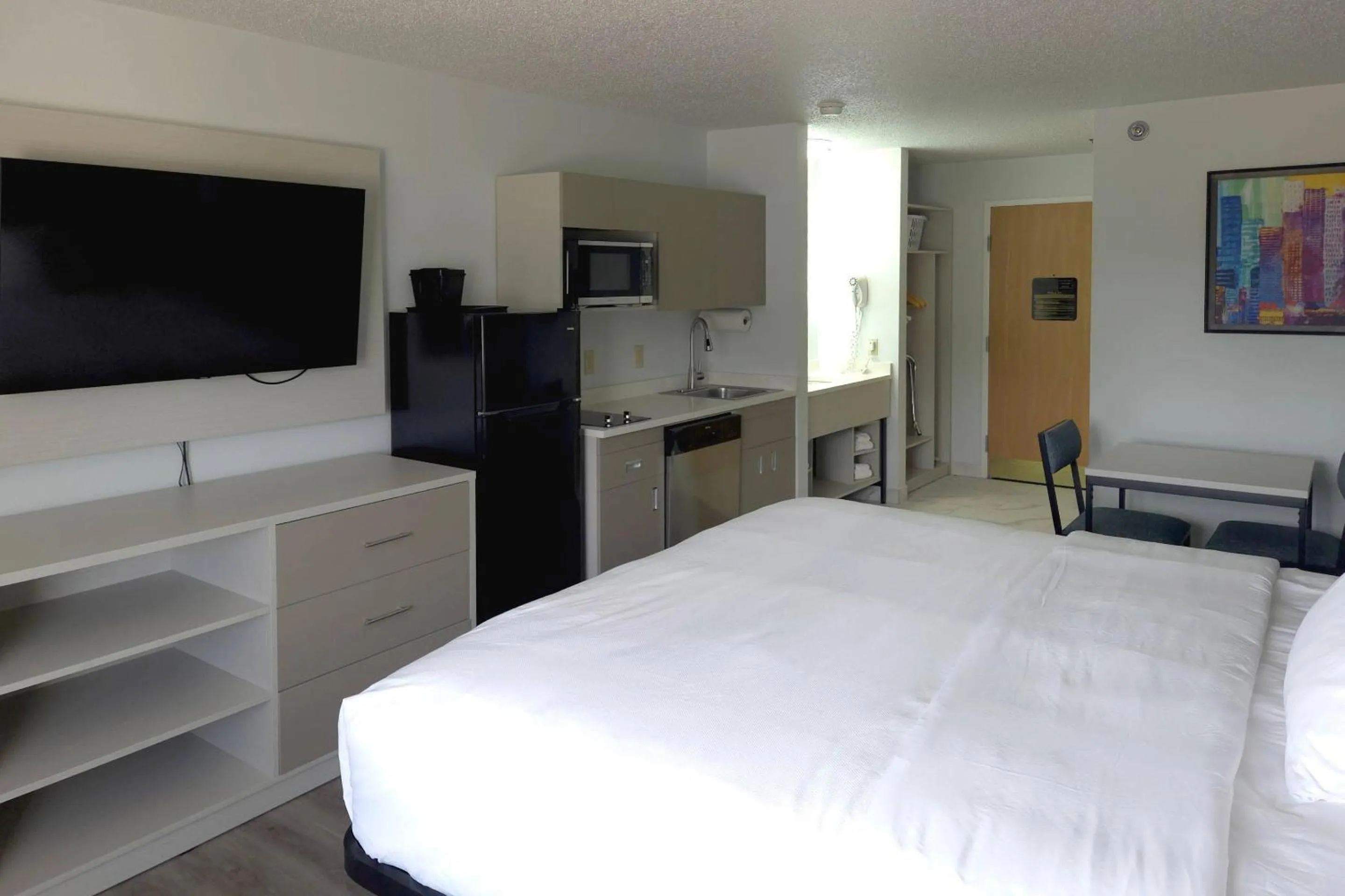 Bedroom, Bed in MainStay Suites LeClaire - Quad Cities