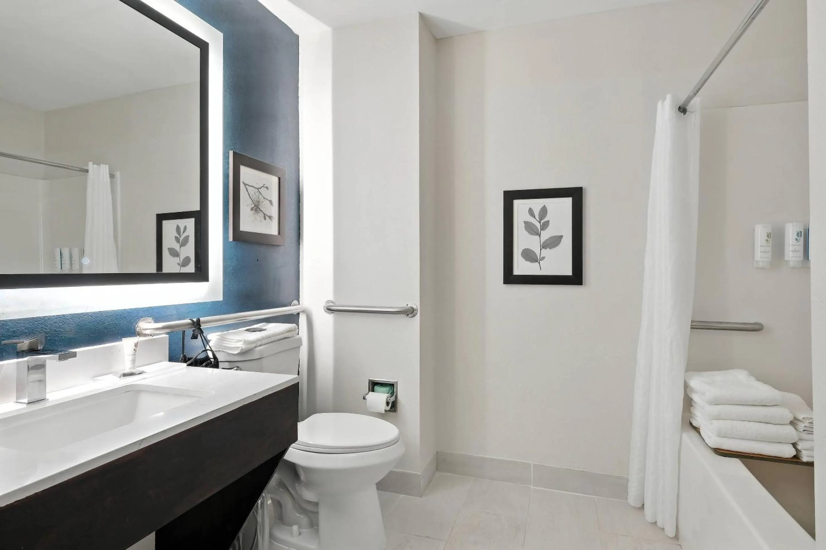 Bedroom in Country Inn & Suites by Radisson, Merrillville, IN