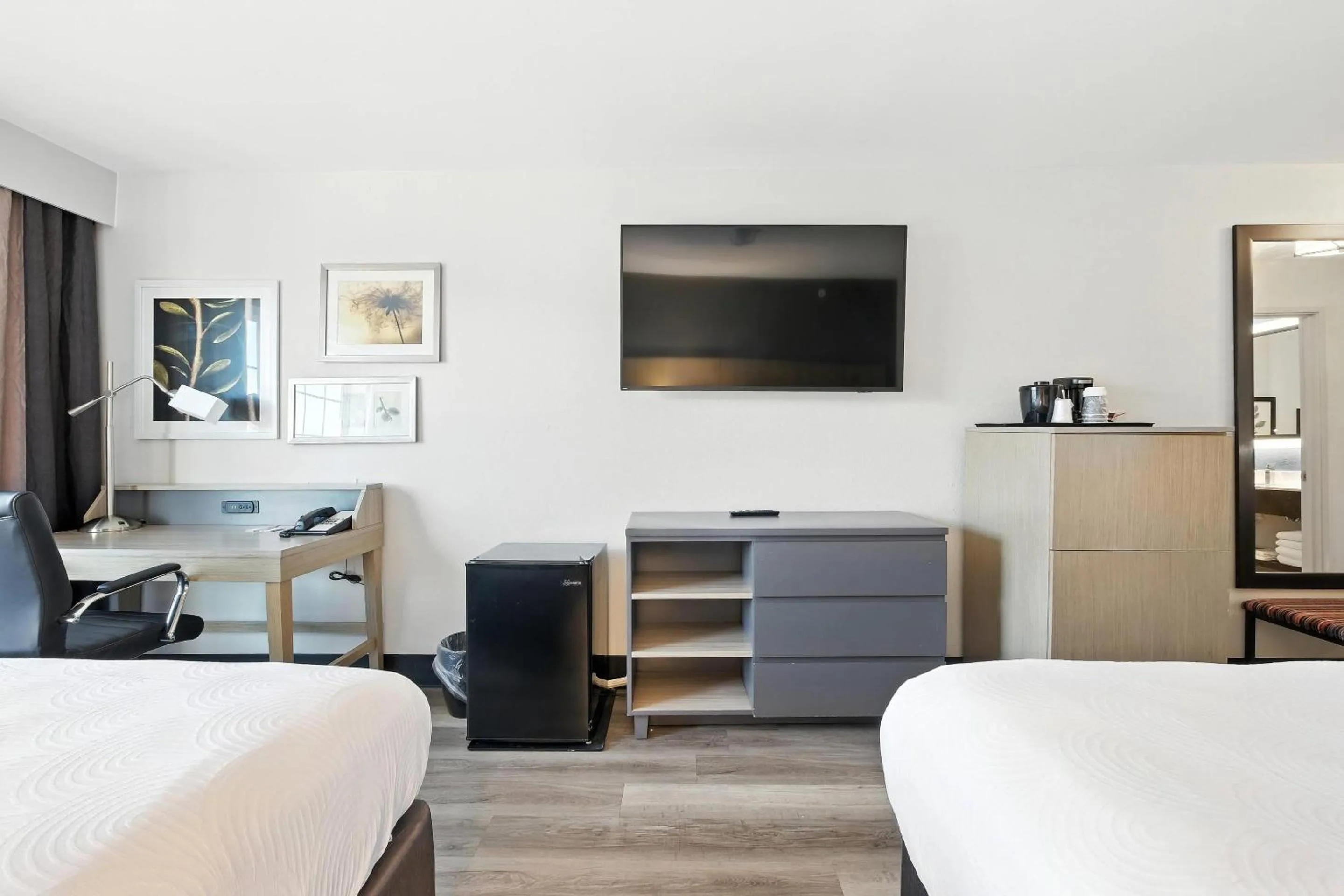 Bedroom, Bed in Country Inn & Suites by Radisson, Merrillville, IN