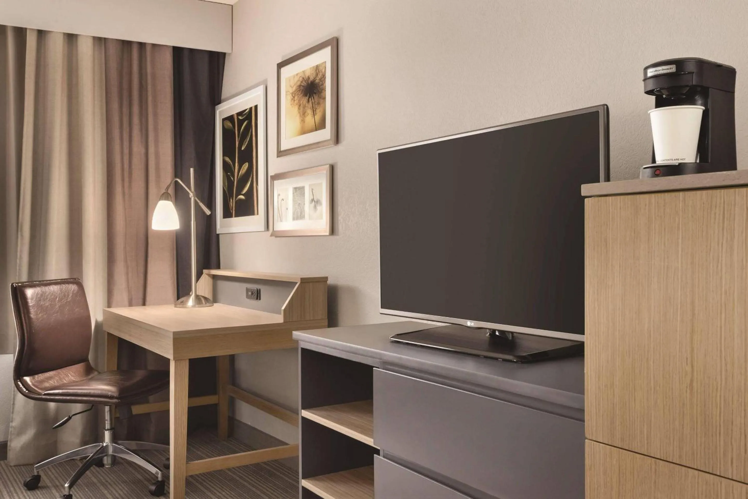 Bedroom in Country Inn & Suites by Radisson, Merrillville, IN