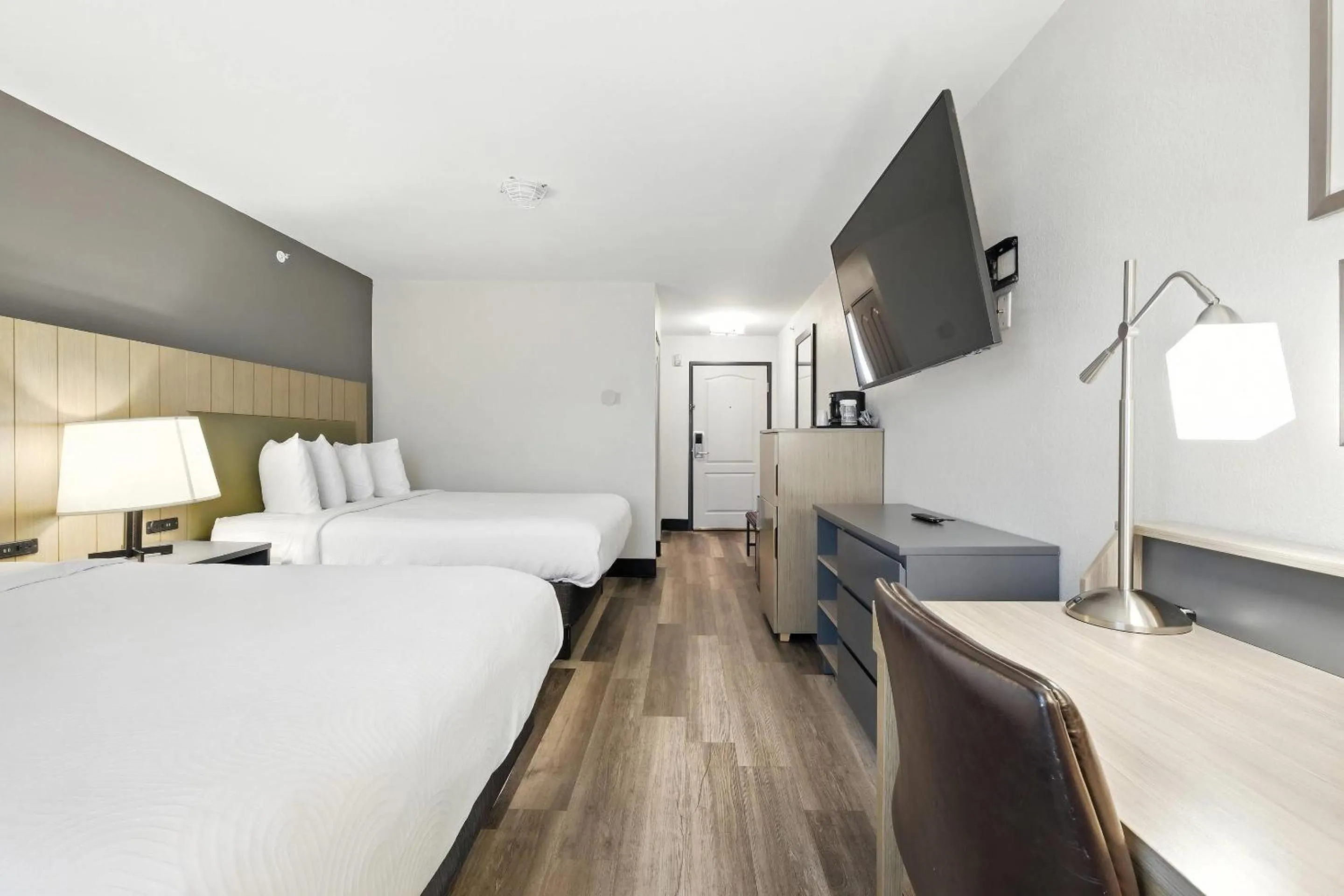 Bedroom, Bed in Country Inn & Suites by Radisson, Merrillville, IN