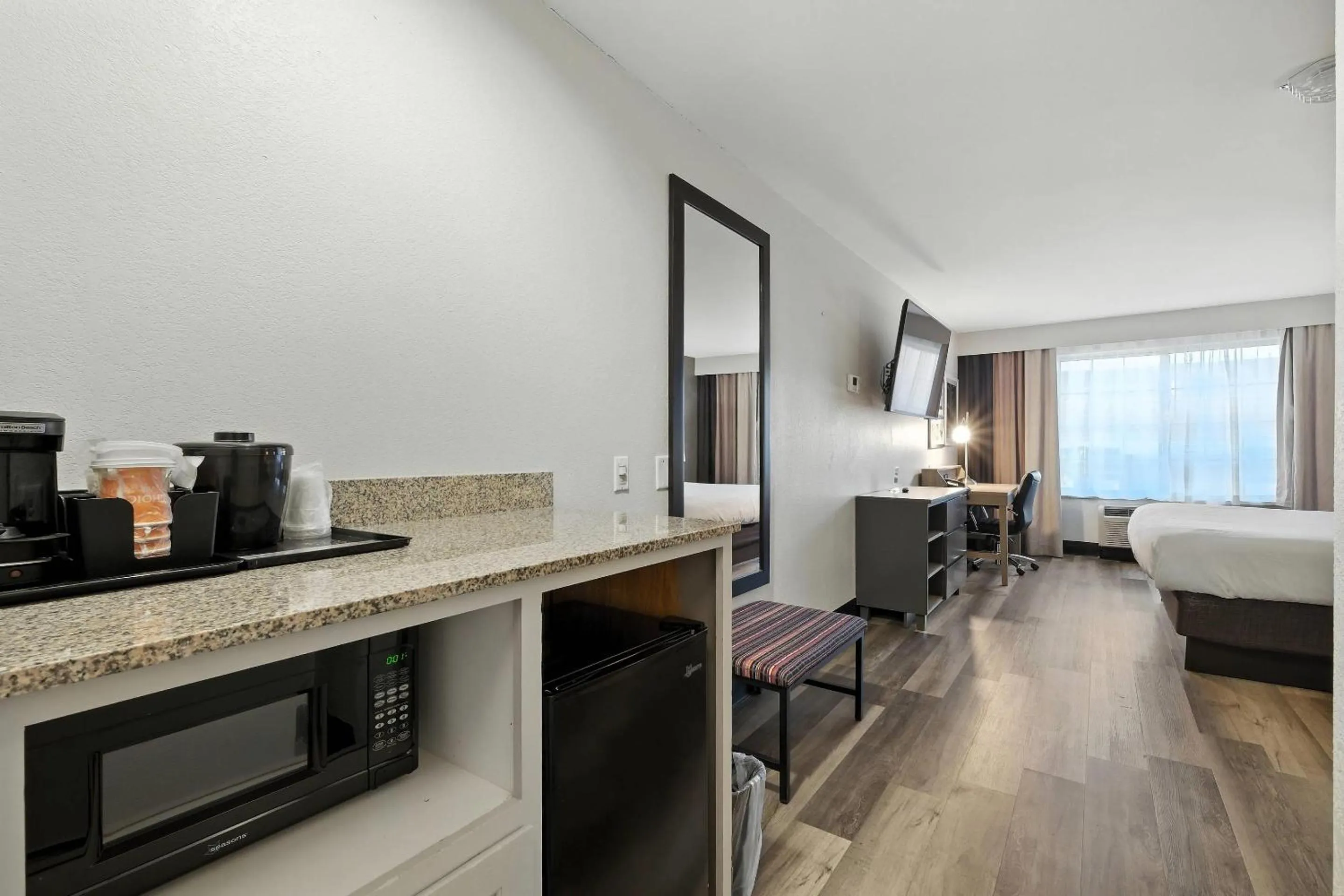 Bedroom, Bed in Country Inn & Suites by Radisson, Merrillville, IN