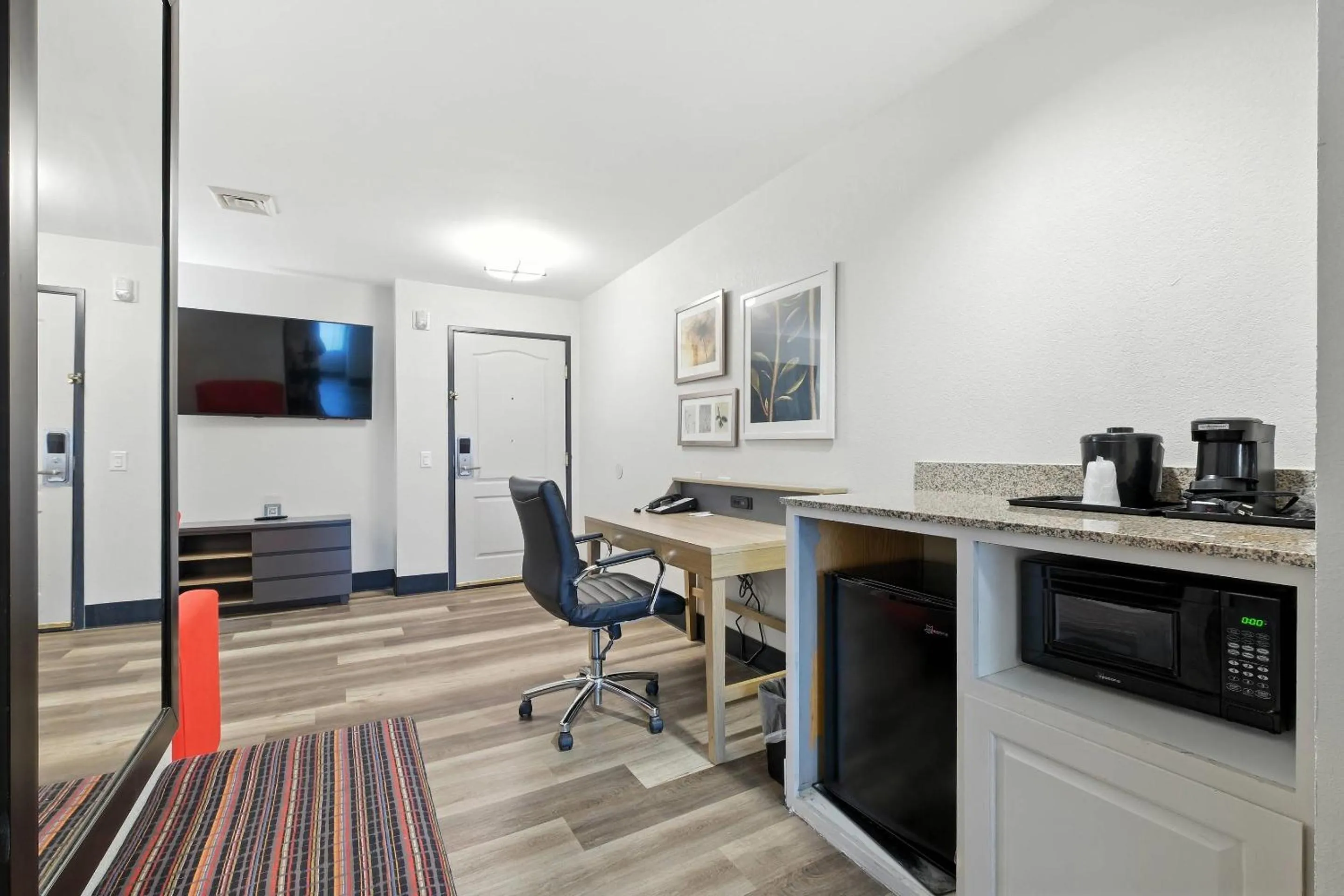 Bedroom in Country Inn & Suites by Radisson, Merrillville, IN