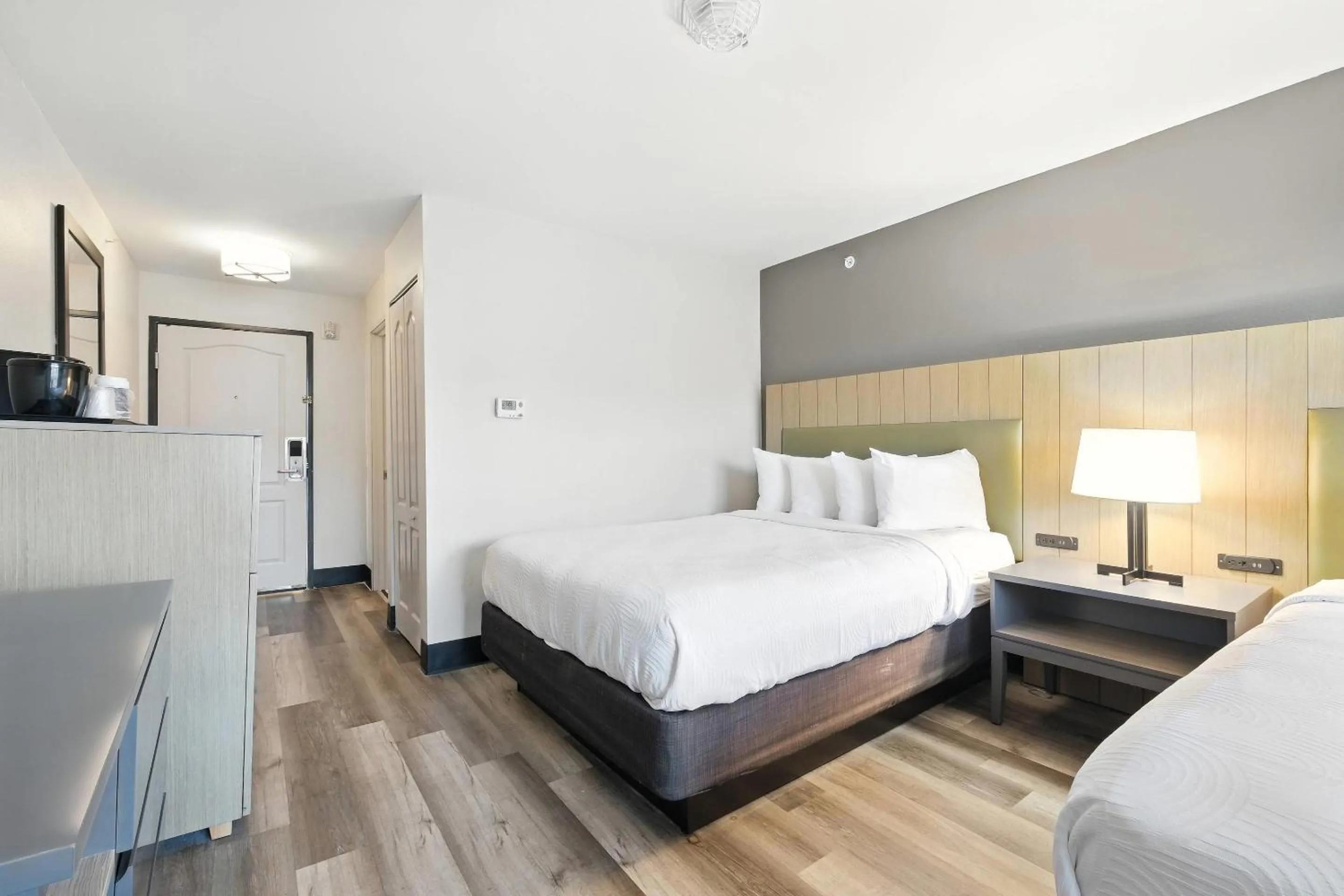 Bedroom, Bed in Country Inn & Suites by Radisson, Merrillville, IN