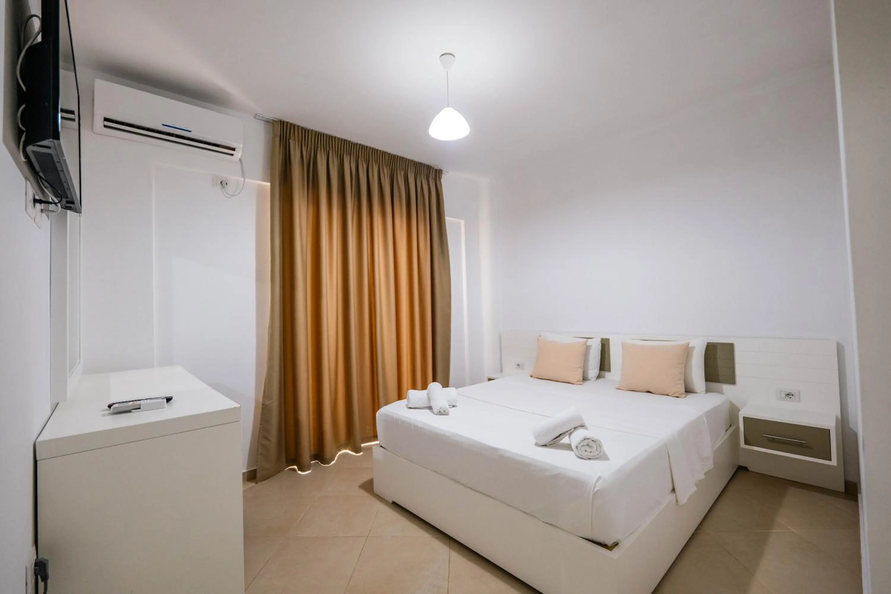 Bed in Sunshine Hotel