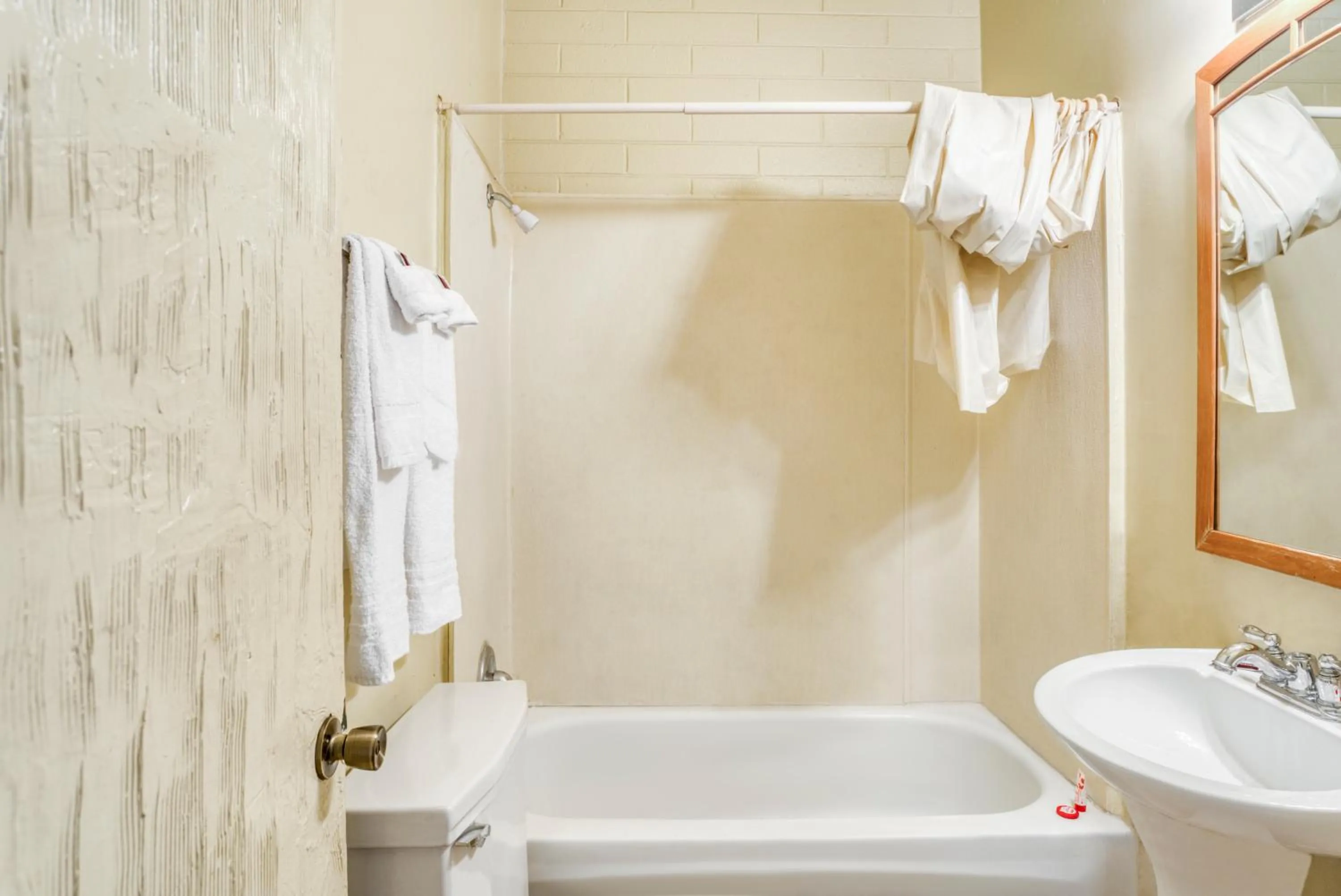 Bath in OYO Oasis Motel Las Vegas I-15