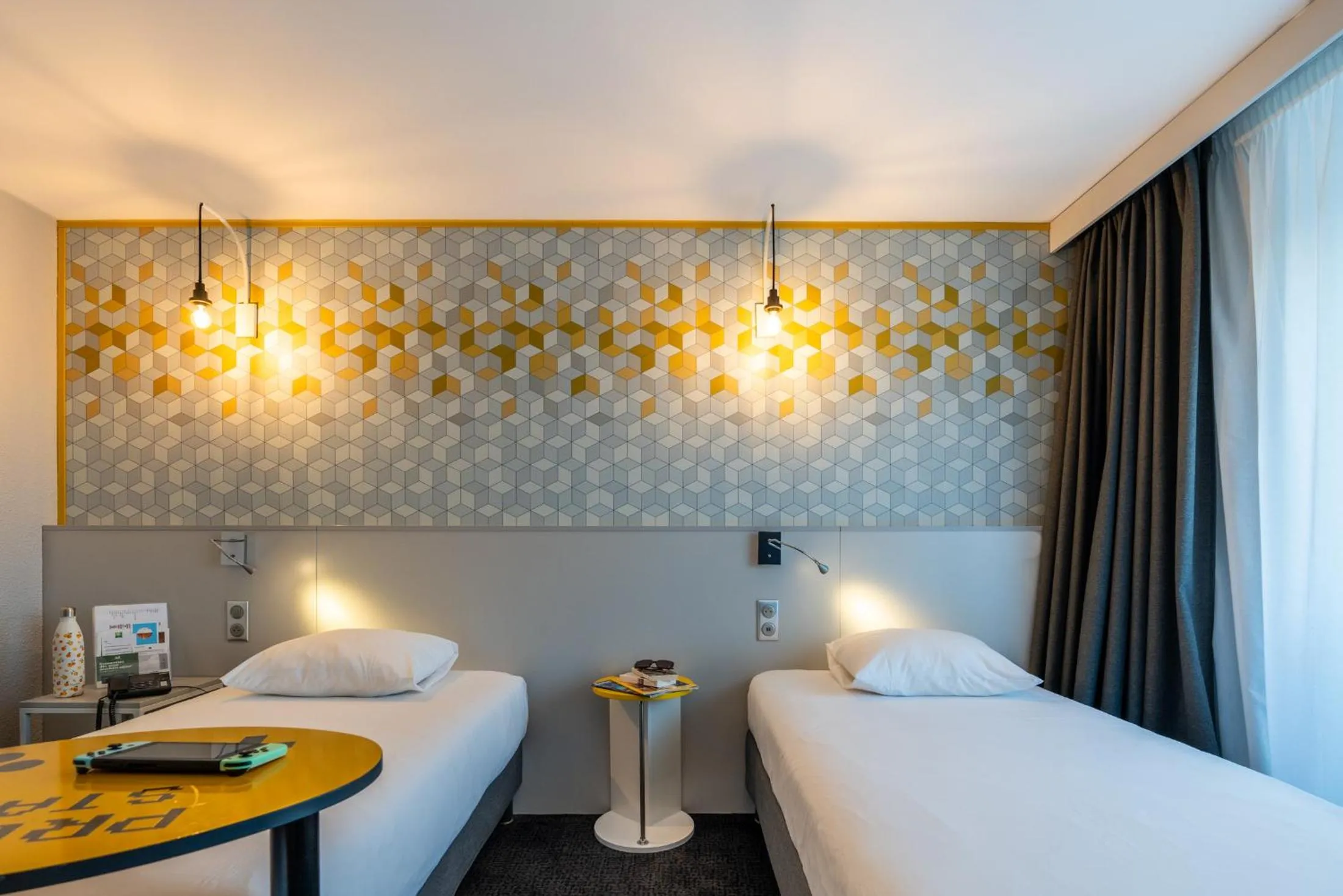 Photo of the whole room, Bed in ibis Styles Poitiers Nord