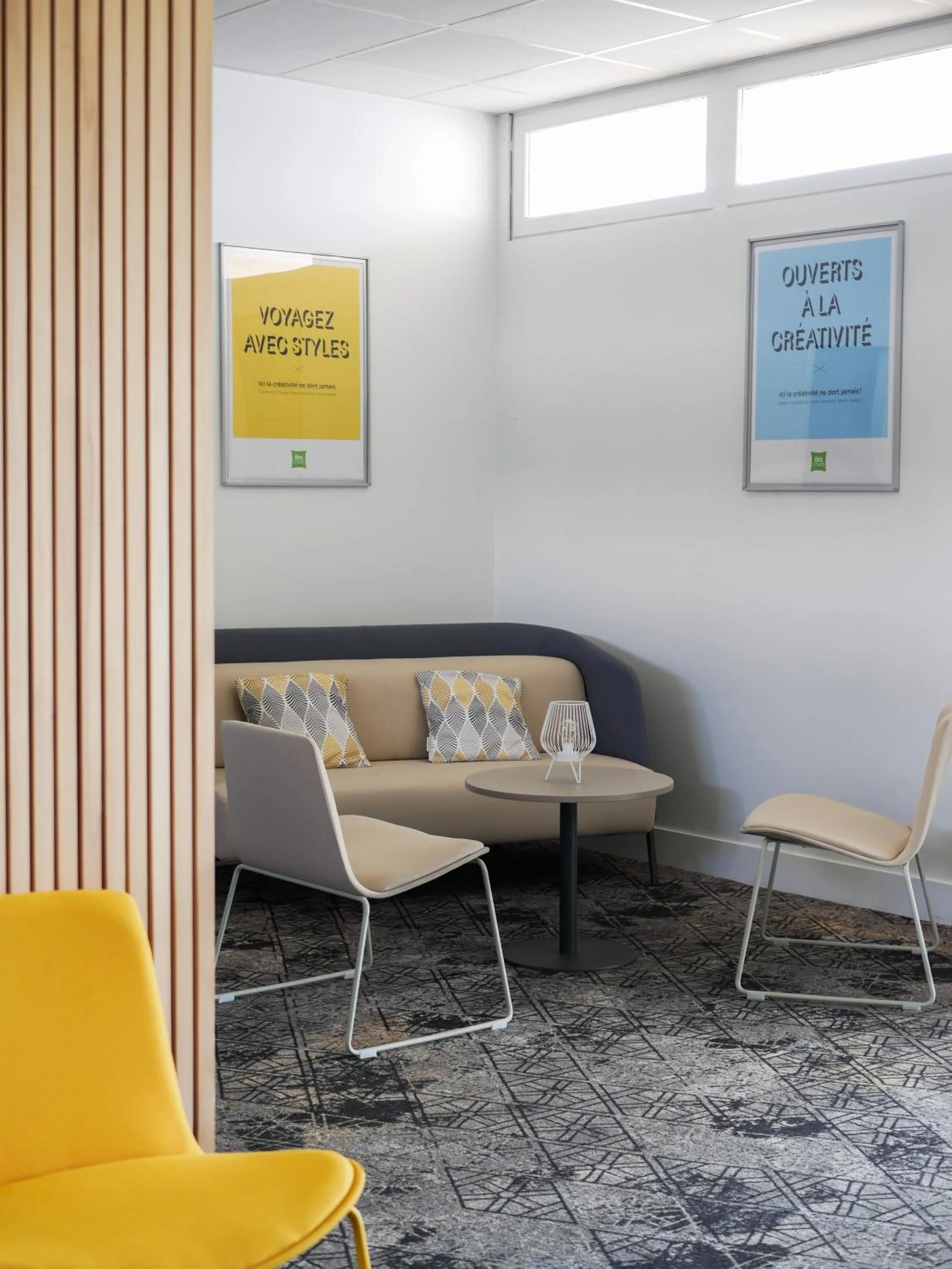 Communal lounge/ TV room in ibis Styles Poitiers Nord