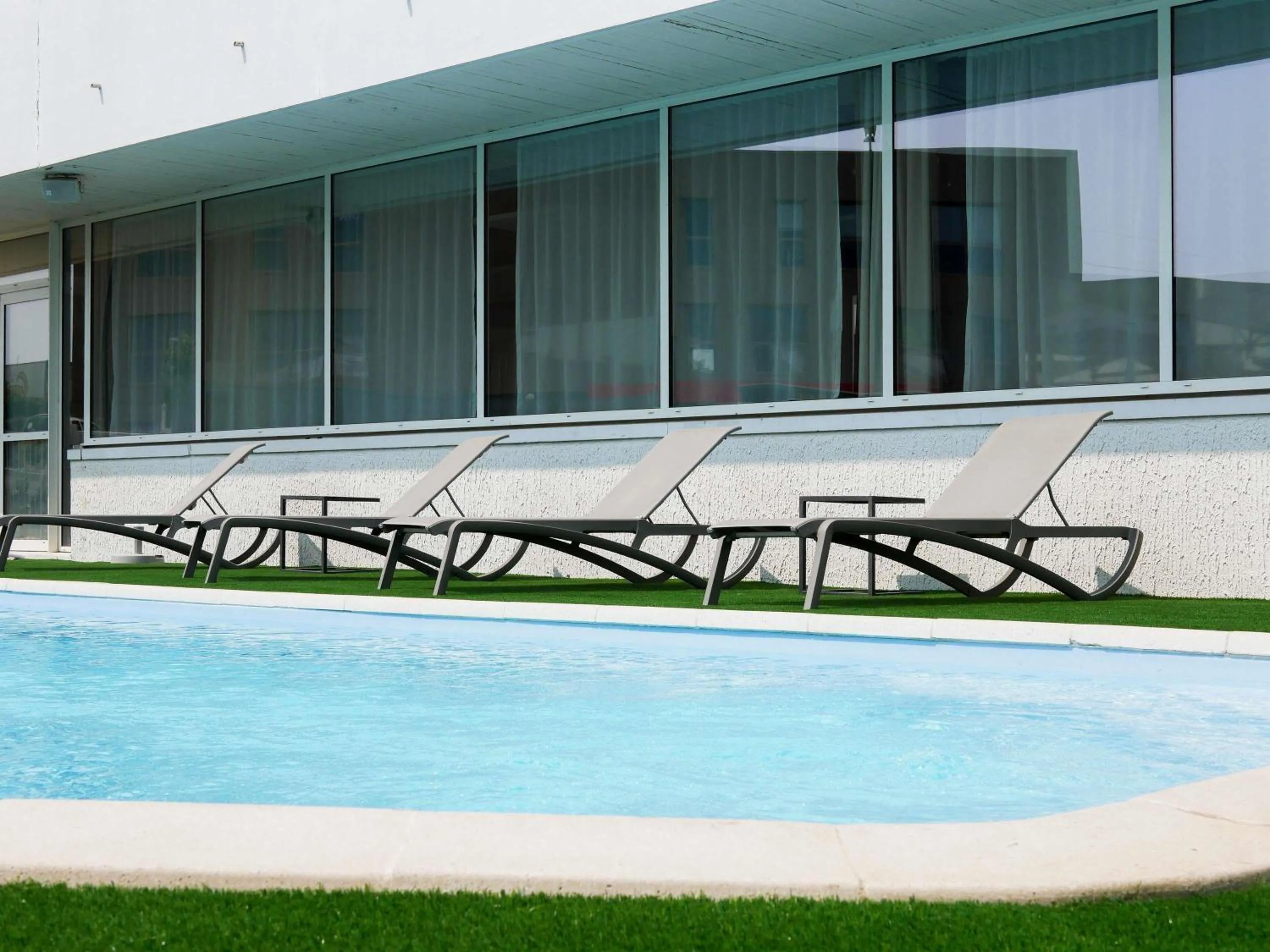 Pool view in ibis Styles Poitiers Nord