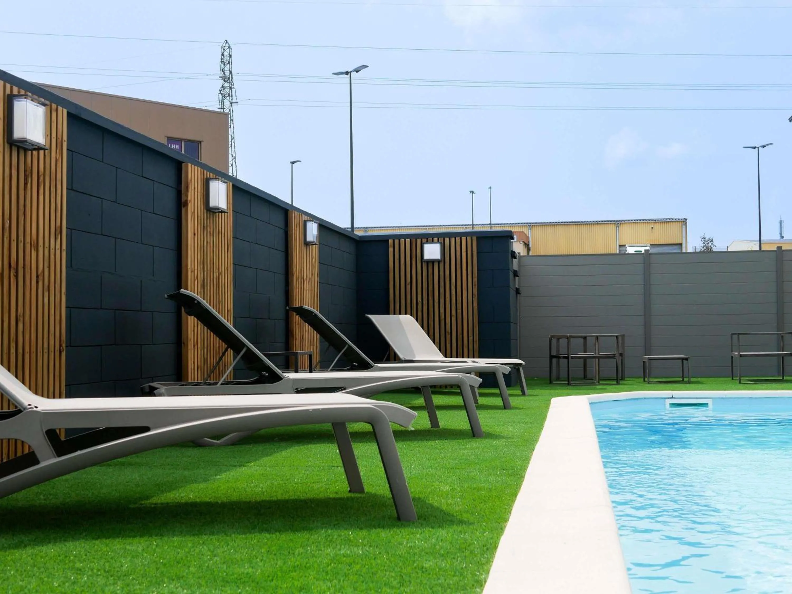 Pool view in ibis Styles Poitiers Nord