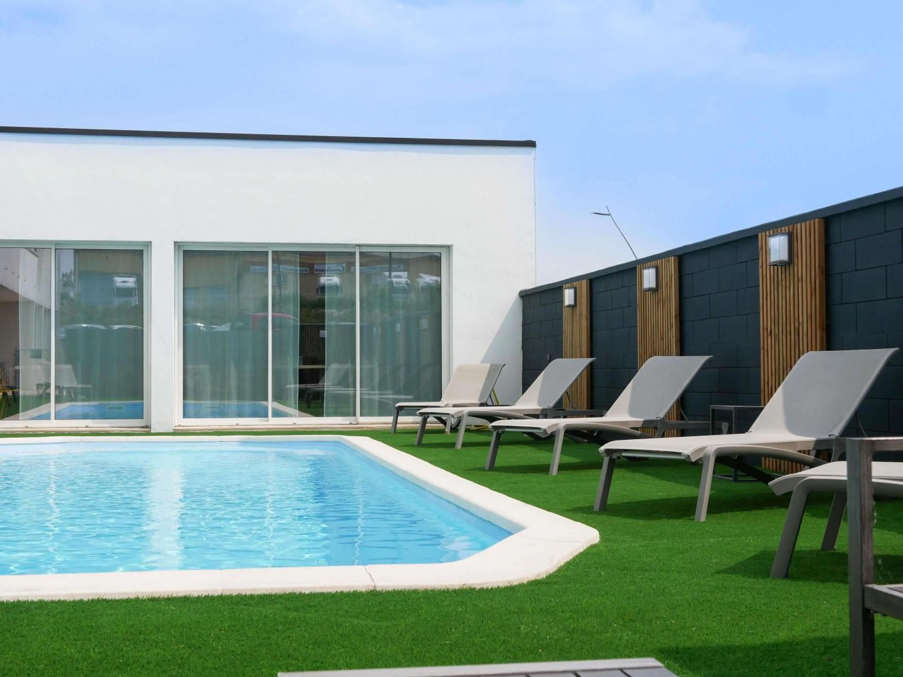 Pool view in ibis Styles Poitiers Nord