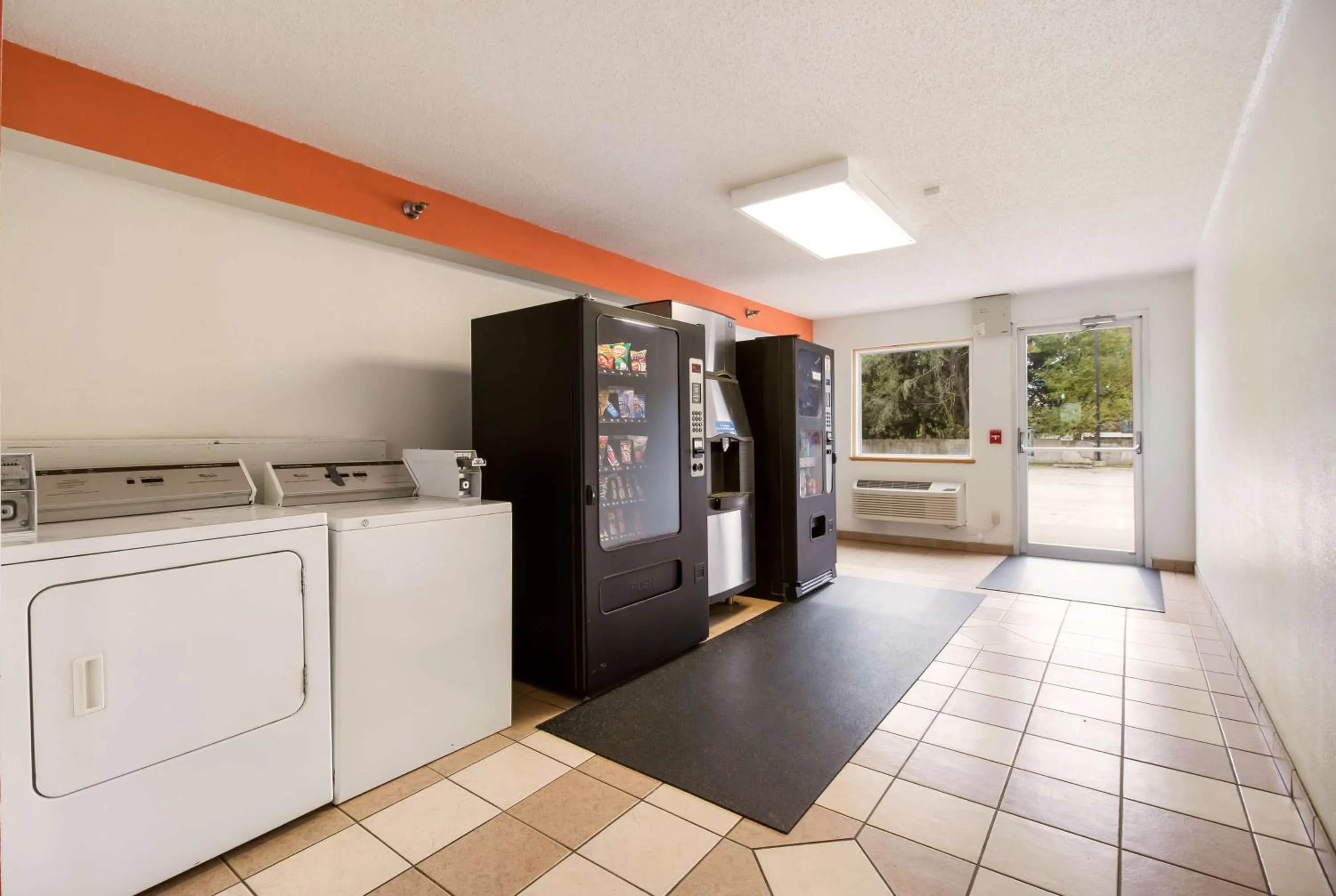 Property building in Motel 6-Davenport, IA