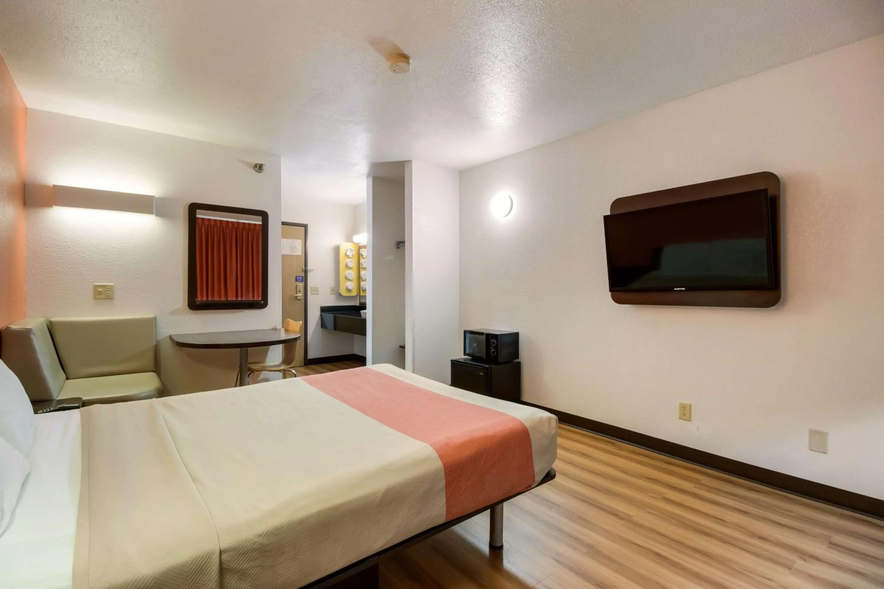 Photo of the whole room, Bed in Motel 6-Davenport, IA