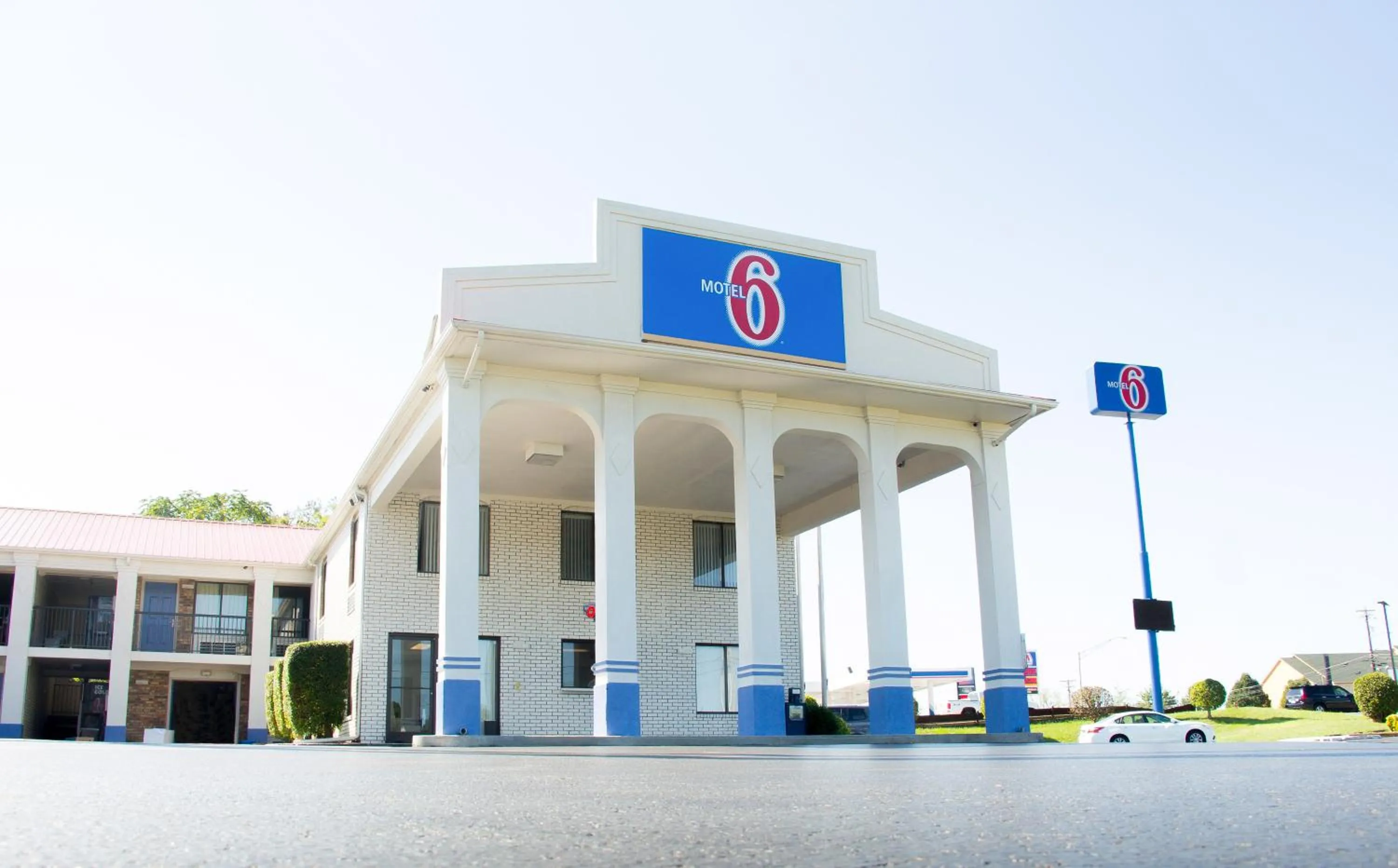 Facade/entrance in Motel 6-Cookeville, TN