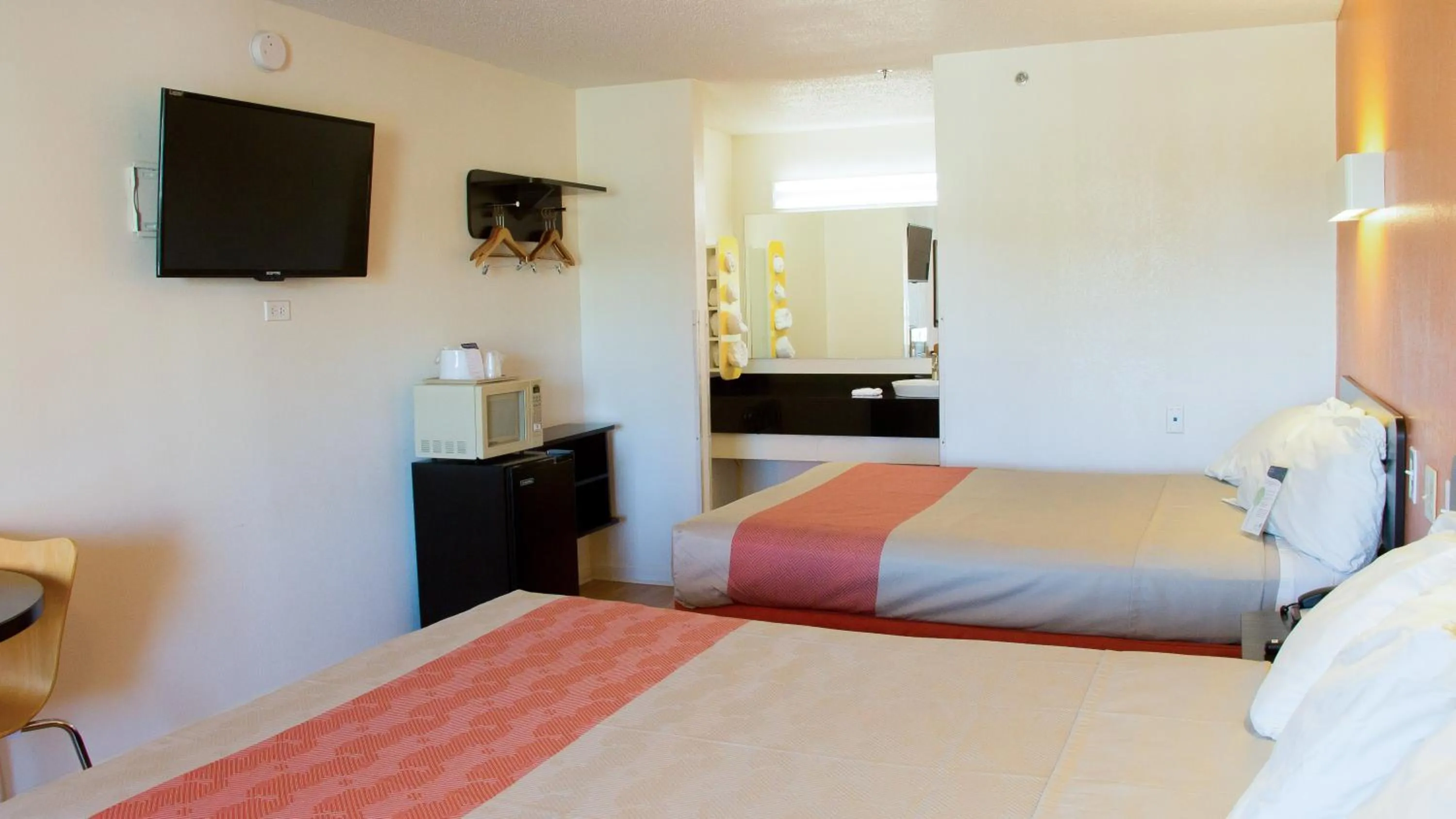 Bedroom, Bed in Motel 6-Cookeville, TN
