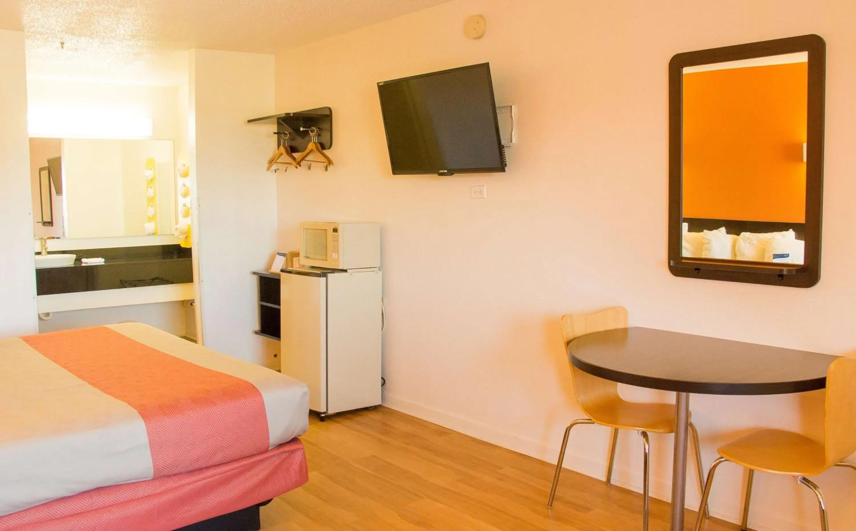 TV and multimedia, Bed in Motel 6-Cookeville, TN