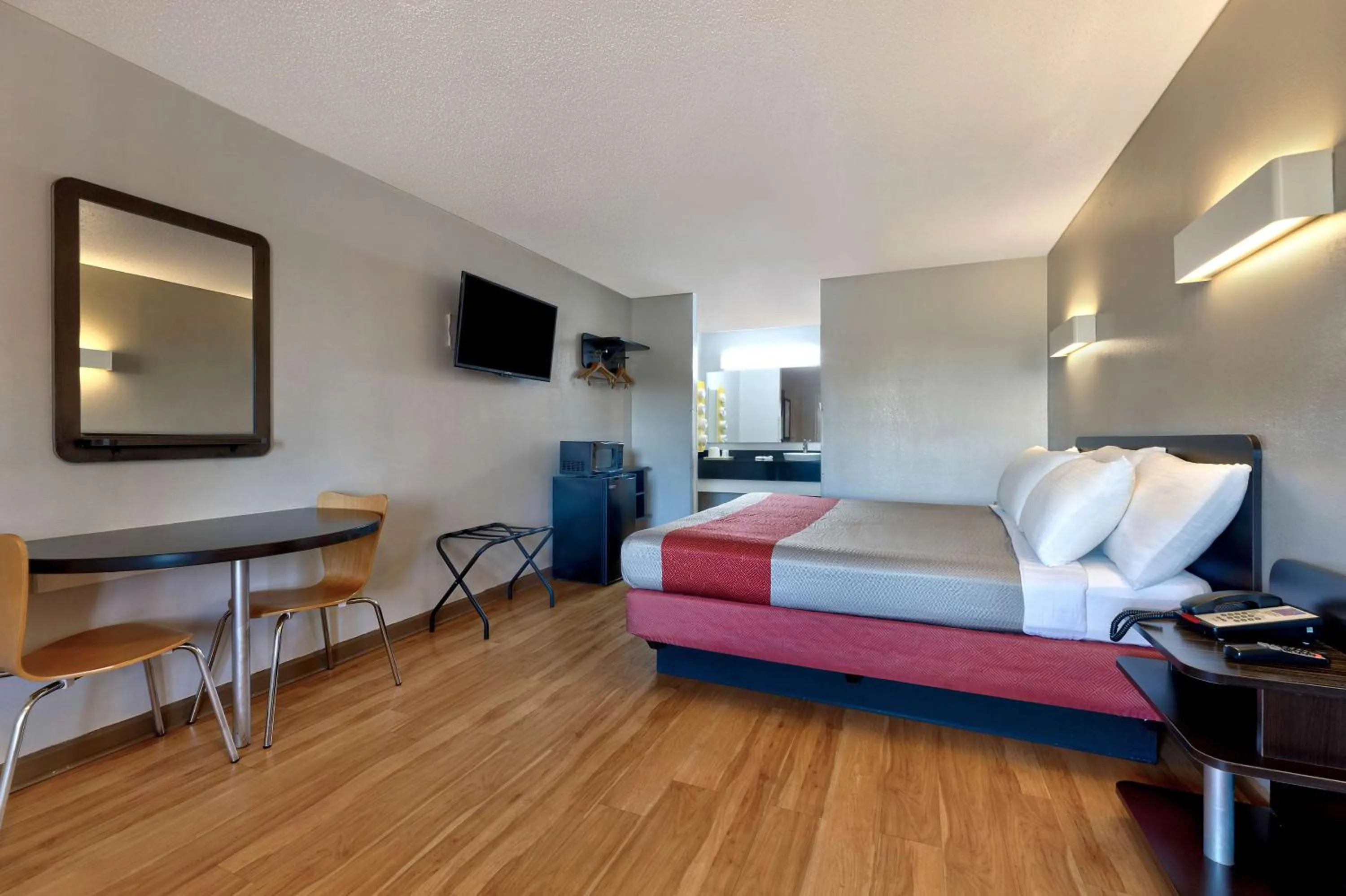 Photo of the whole room in Motel 6-Cookeville, TN