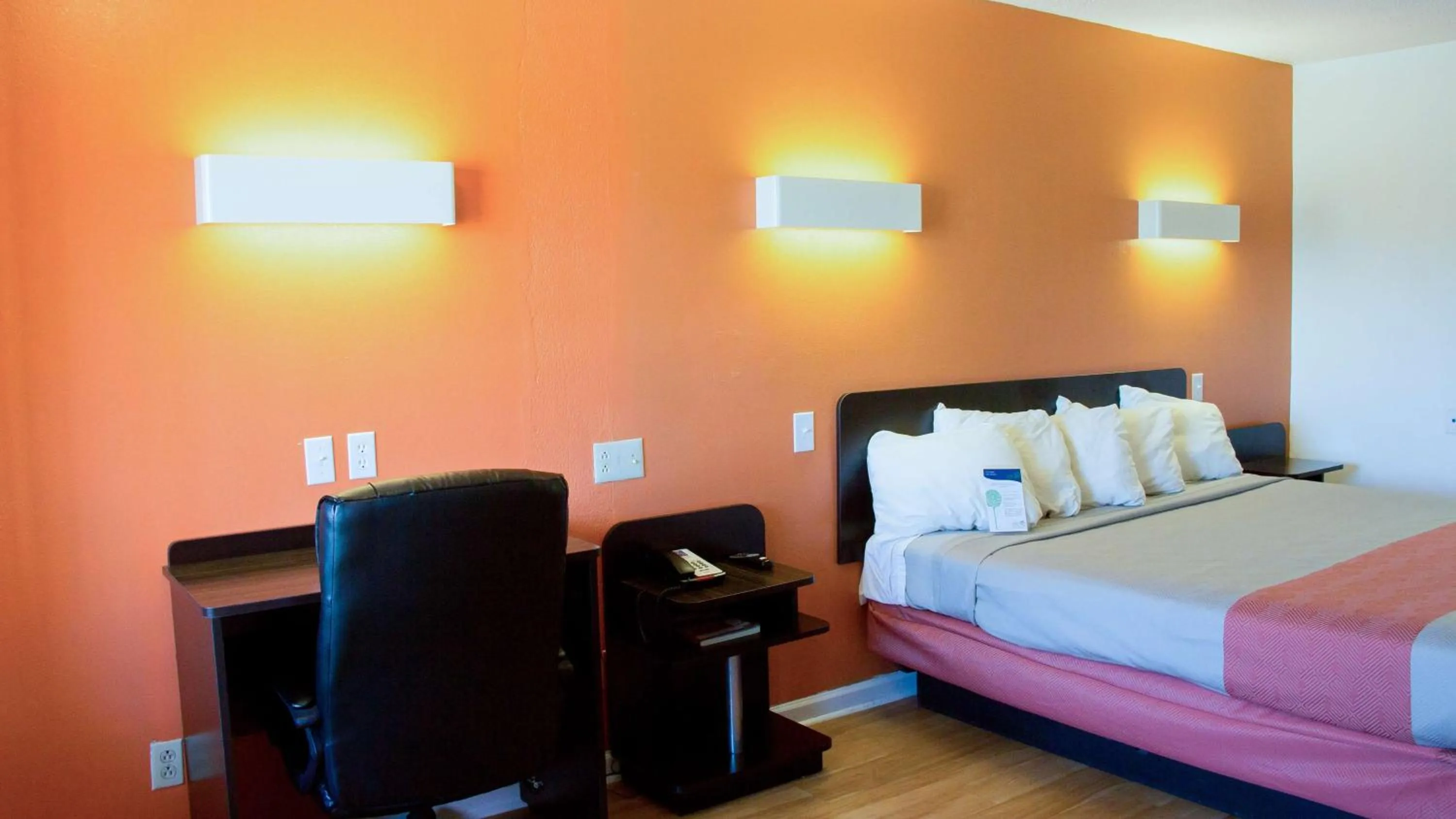 Photo of the whole room, Bed in Motel 6-Cookeville, TN