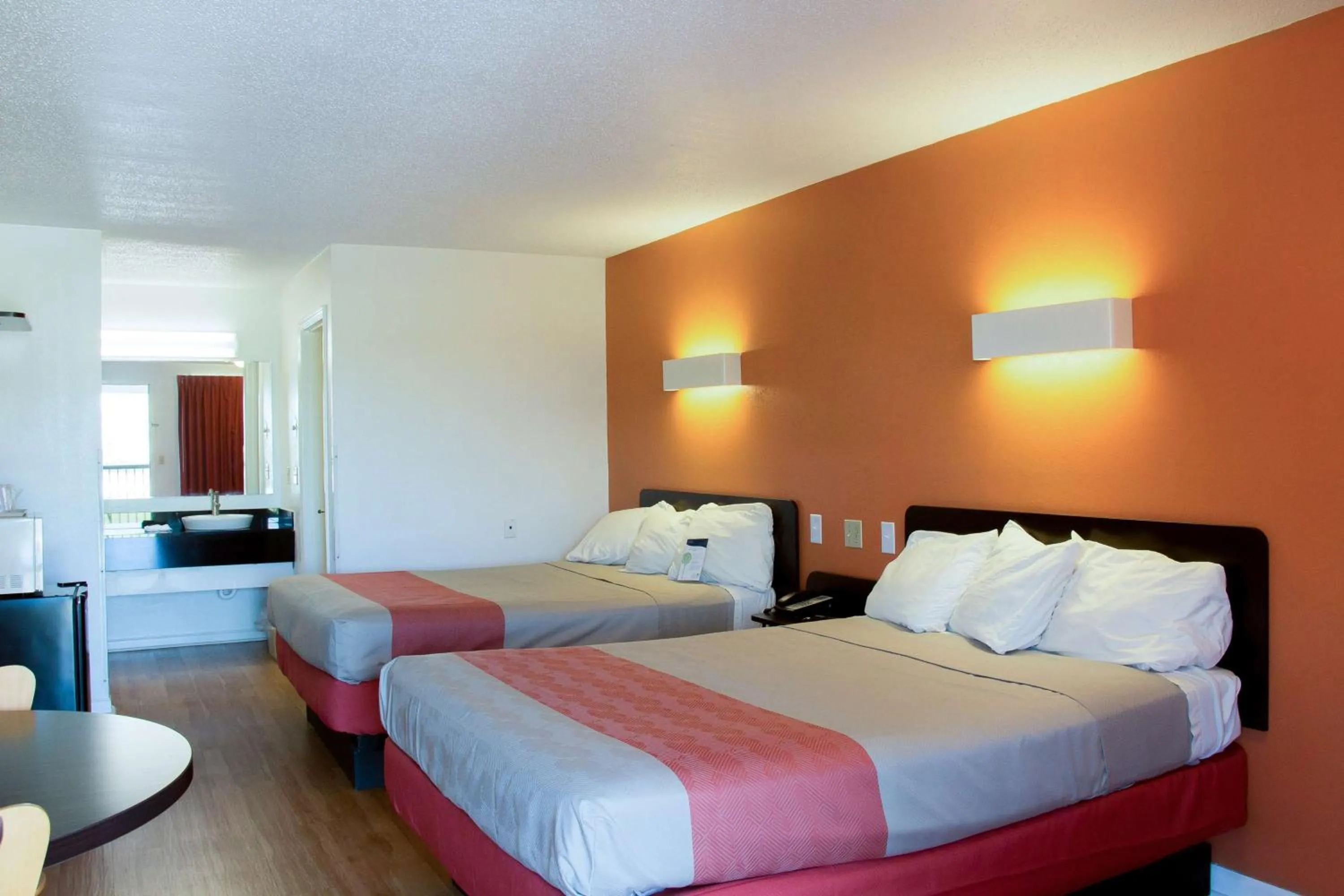 Photo of the whole room, Bed in Motel 6-Cookeville, TN