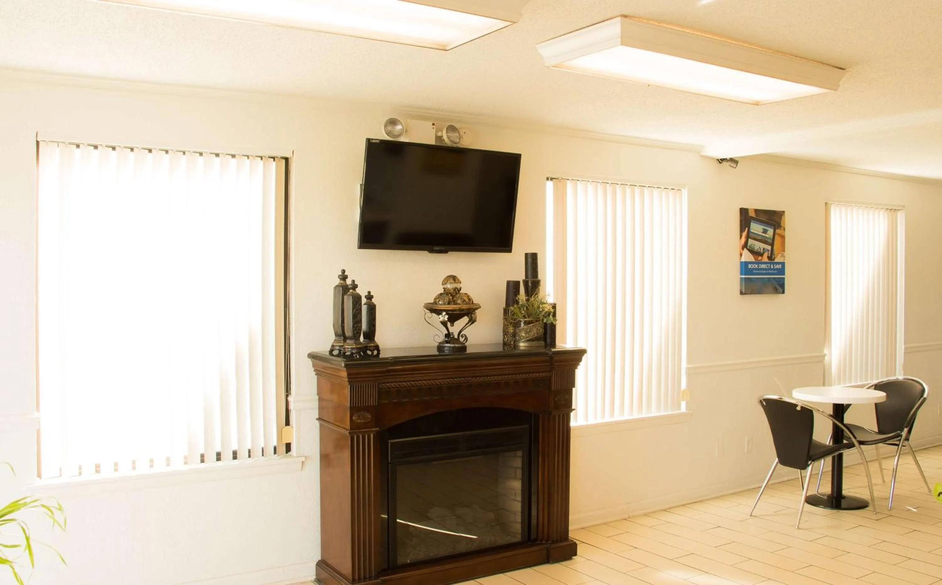 Communal lounge/ TV room in Motel 6-Cookeville, TN