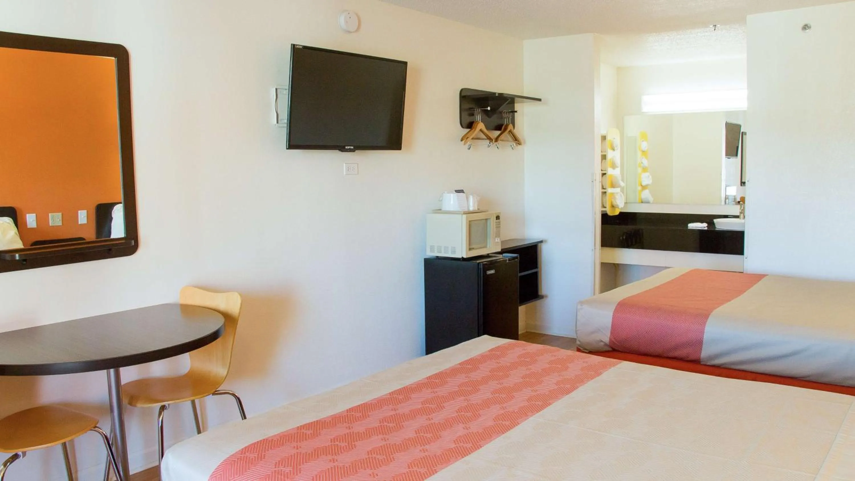 TV and multimedia, Bed in Motel 6-Cookeville, TN