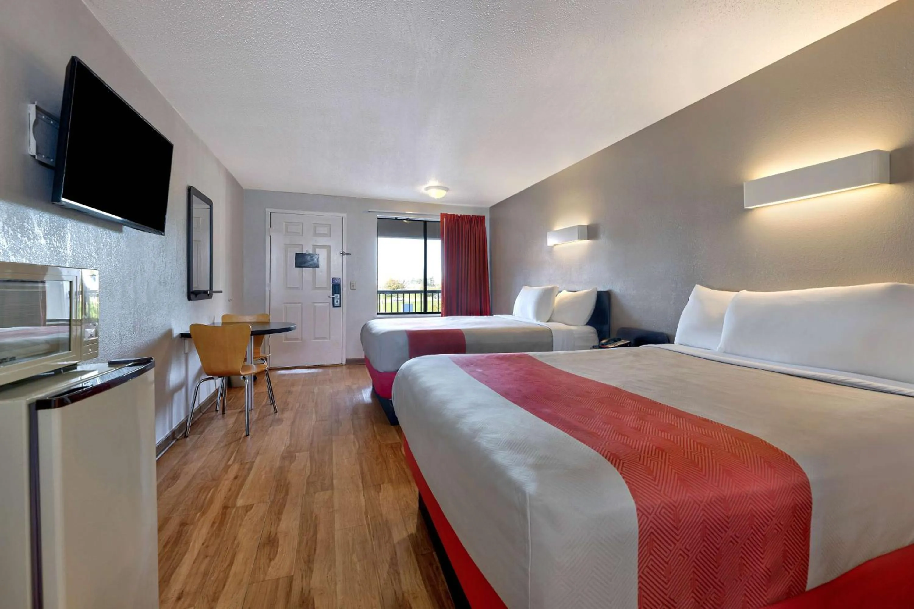 Photo of the whole room, Bed in Motel 6-Cookeville, TN