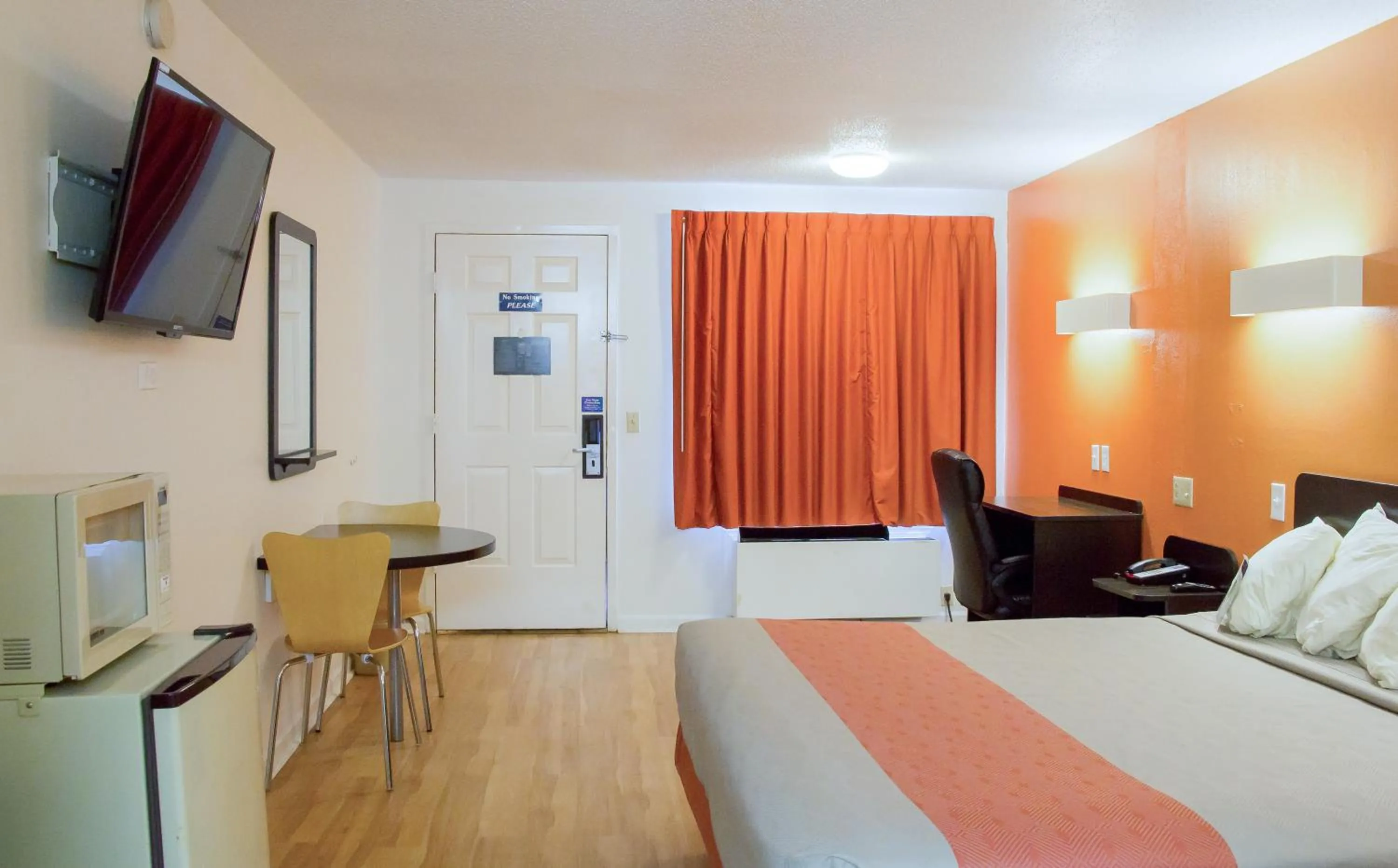 Bedroom, Bed in Motel 6-Cookeville, TN