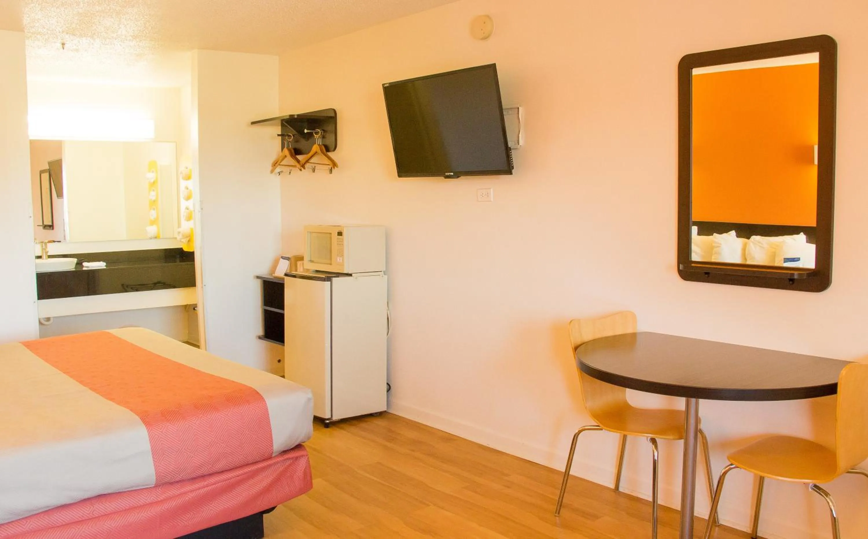 Bedroom, Bed in Motel 6-Cookeville, TN