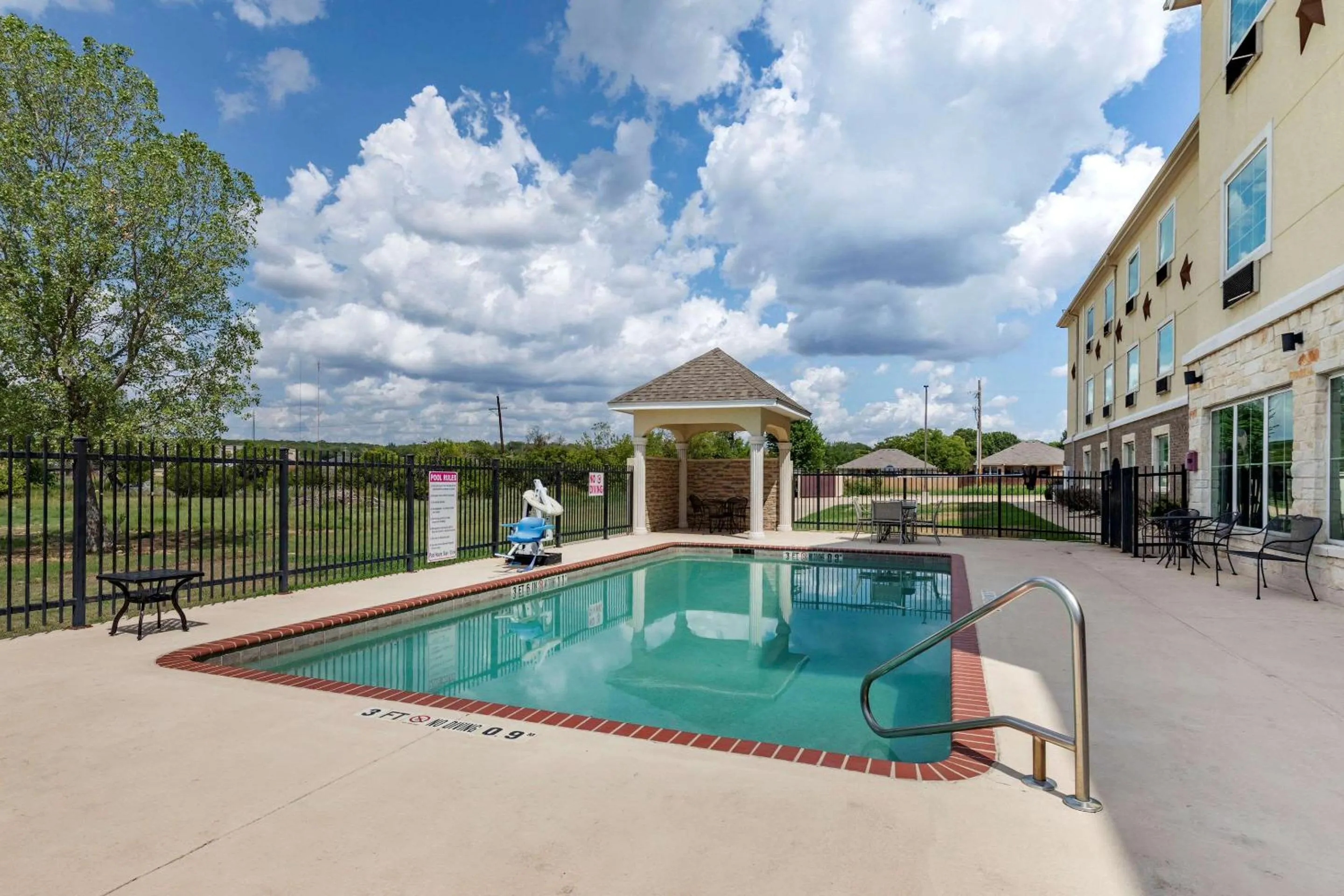 Swimming pool in Comfort Inn & Suites Gatesville