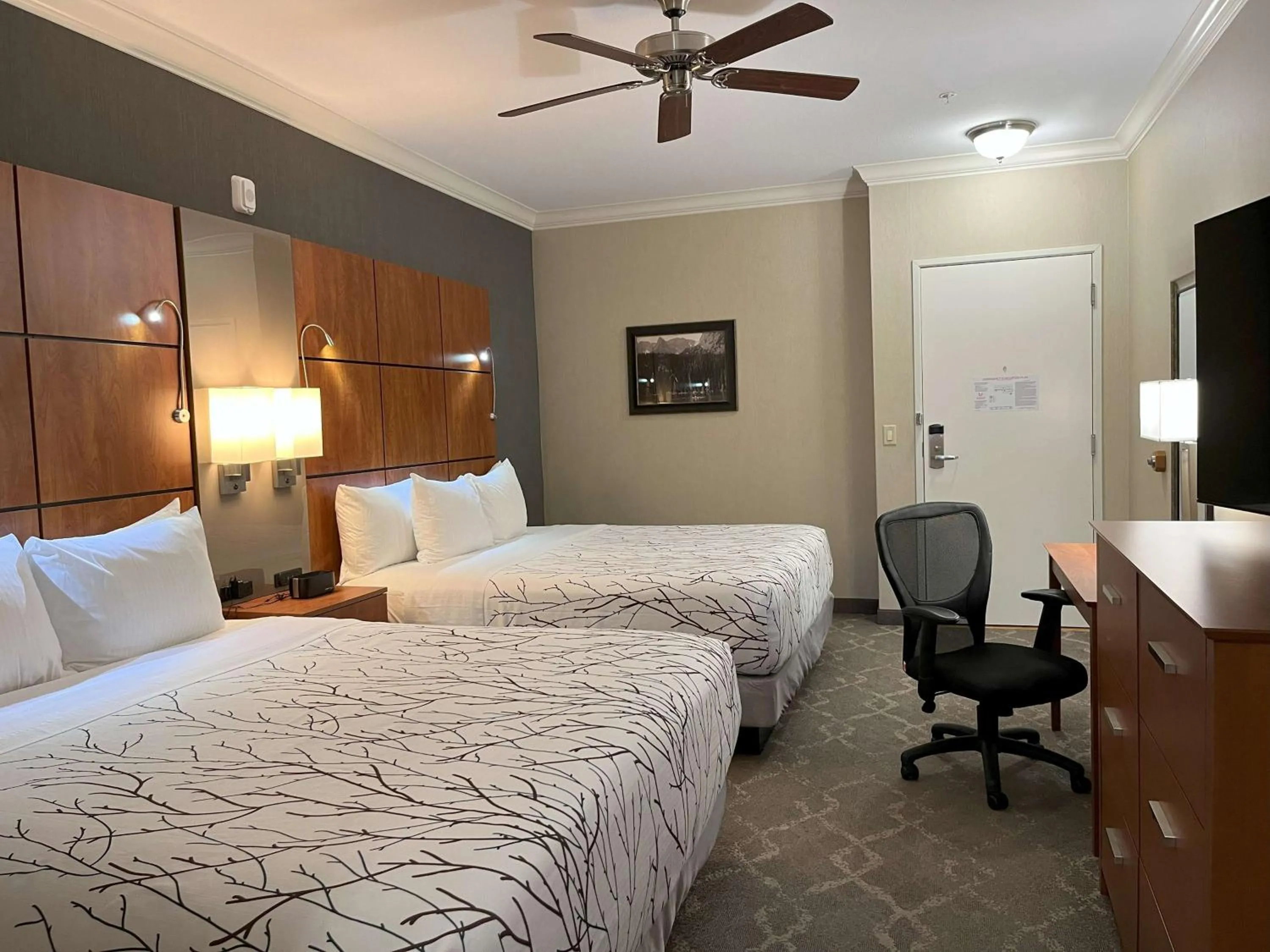 Photo of the whole room, Bed in Best Western Plus Silver Saddle Inn
