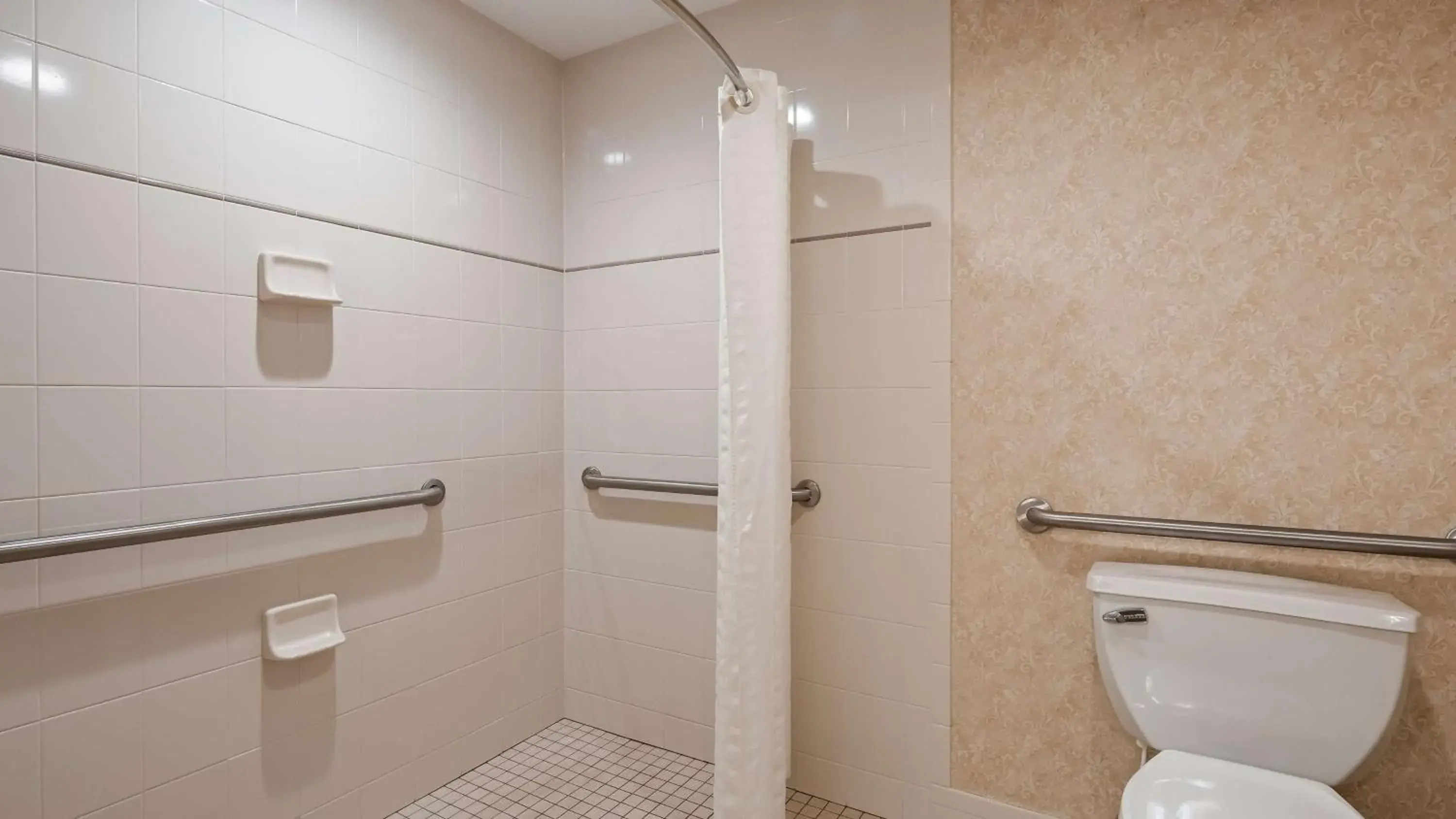 King Room with Roll-in Shower - Disability Access/Non-Smoking in Best Western Plus Silver Saddle Inn King Room with Roll-in Shower - Disability Access/Non-Smoking in Best Western Plus Silver Saddle Inn