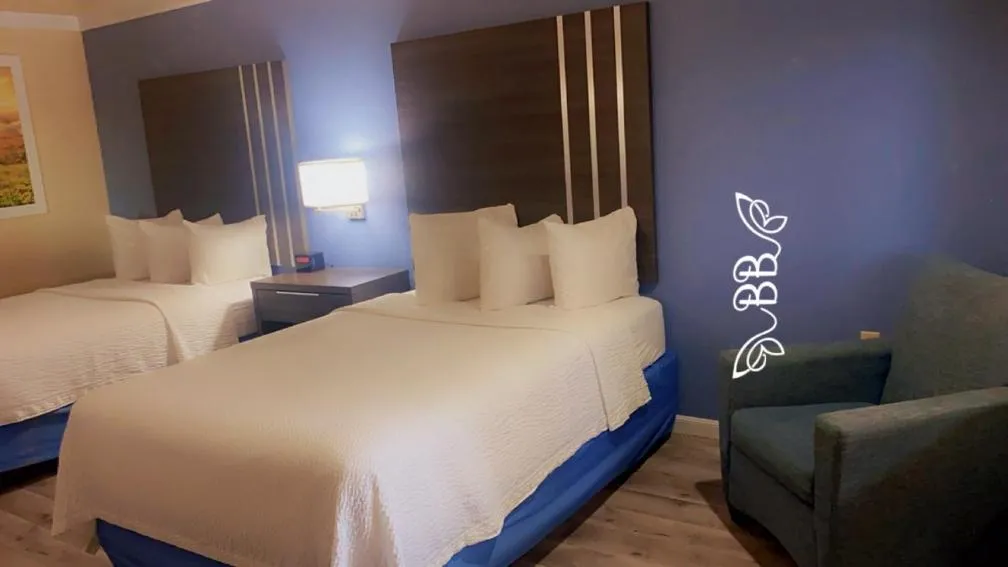 Bedroom, Bed in Days Inn & Suites by Wyndham Braunig Lake