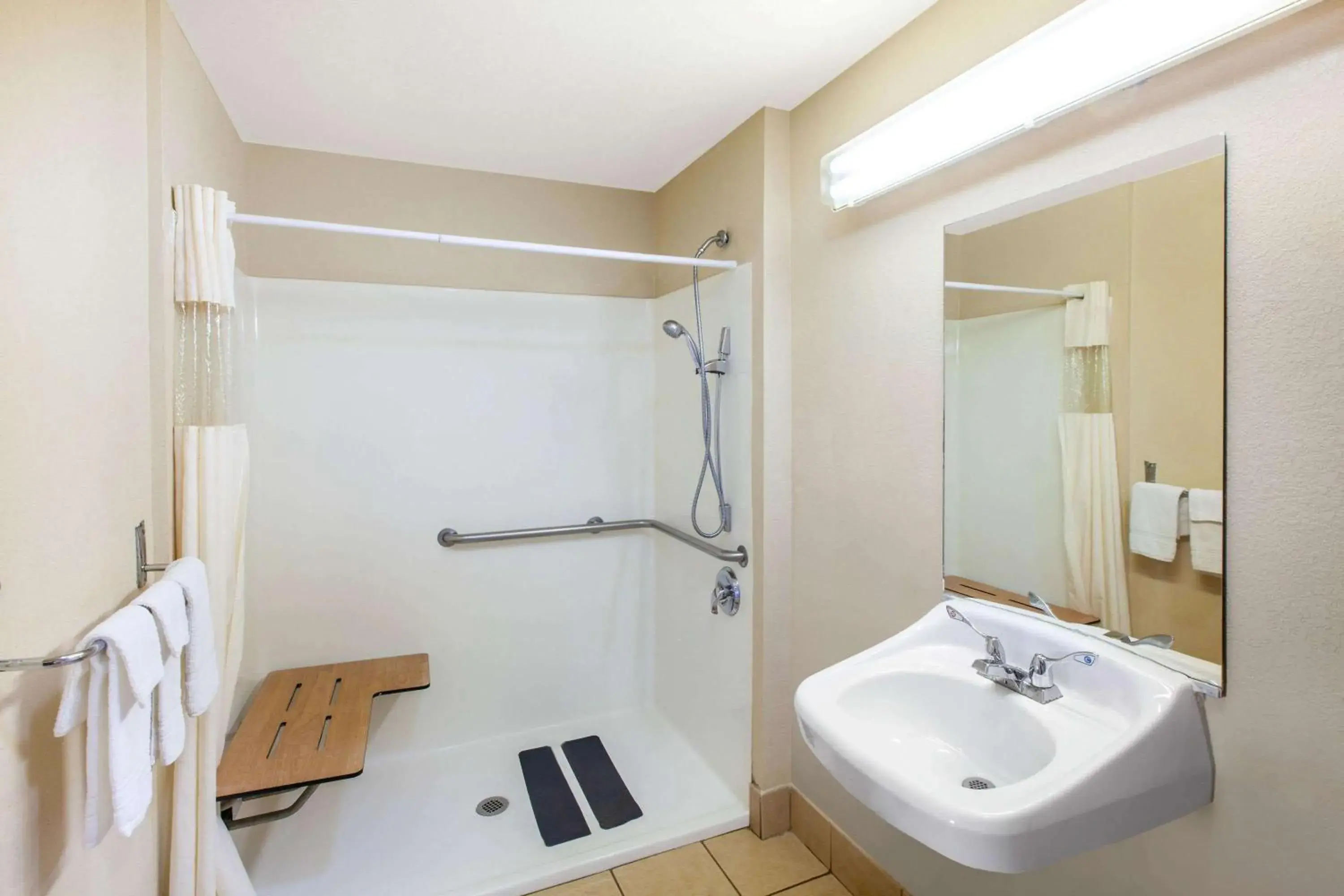 1 King Bed, Deluxe Mobility Accessible Room, Roll-In Shower, Non-Smoking in Days Inn & Suites by Wyndham Braunig Lake 1 King Bed, Deluxe Mobility Accessible Room, Roll-In Shower, Non-Smoking in Days Inn & Suites by Wyndham Braunig Lake