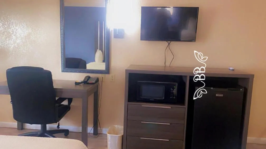 Bedroom in Days Inn & Suites by Wyndham Braunig Lake