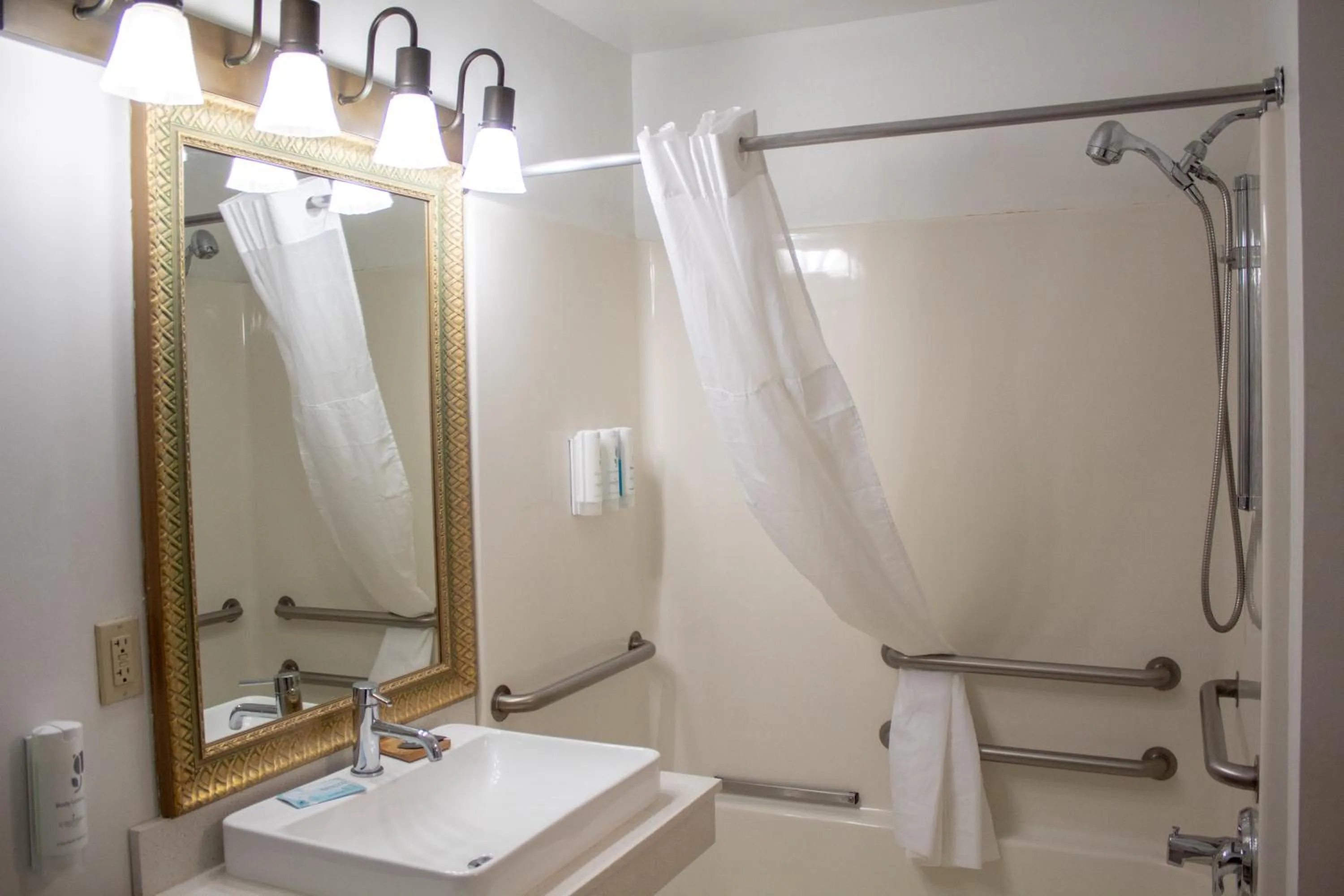 Country Inn & Suites by Radisson, Big Rapids, MI