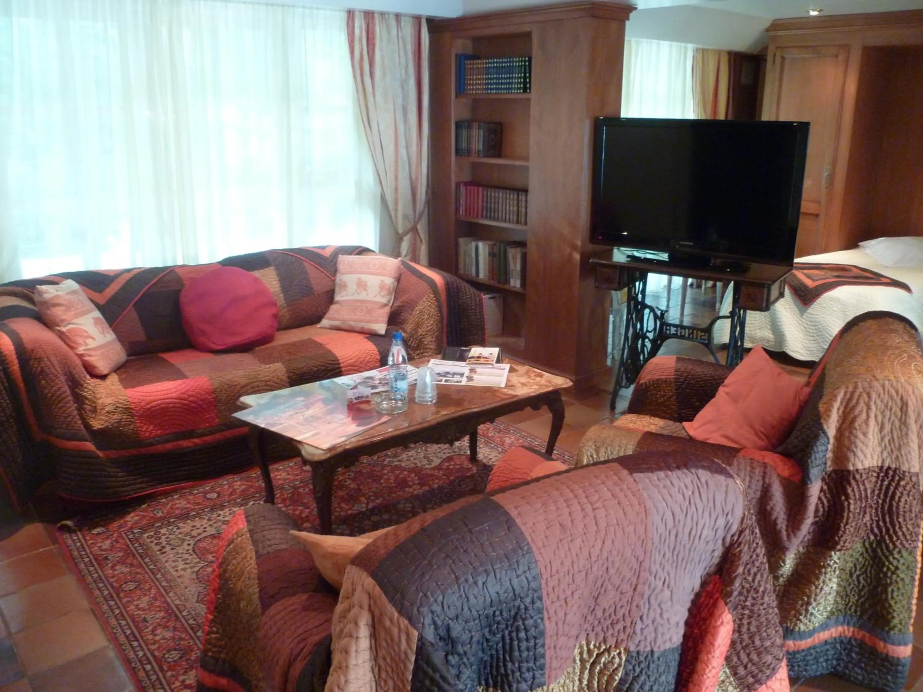 Seating area in Hotel Restaurant Les Pins logis