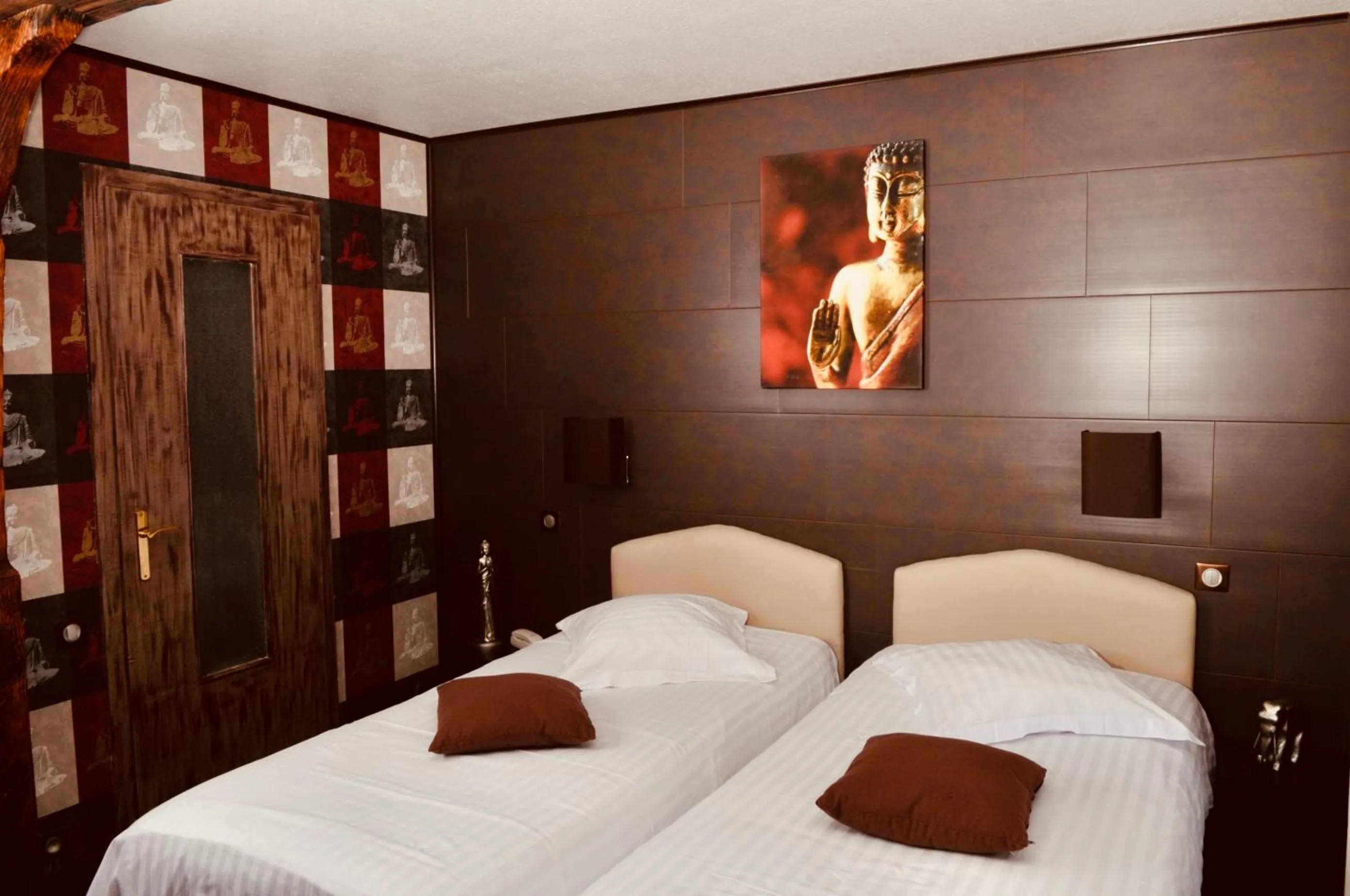 Bedroom, Bed in Hotel Restaurant Les Pins logis