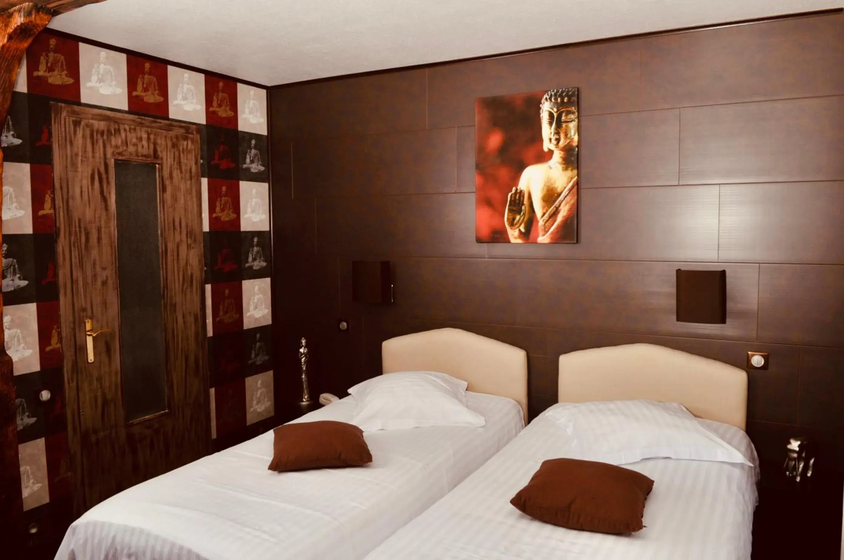 Twin Room in Hotel Restaurant Les Pins logis Twin Room in Hotel Restaurant Les Pins logis