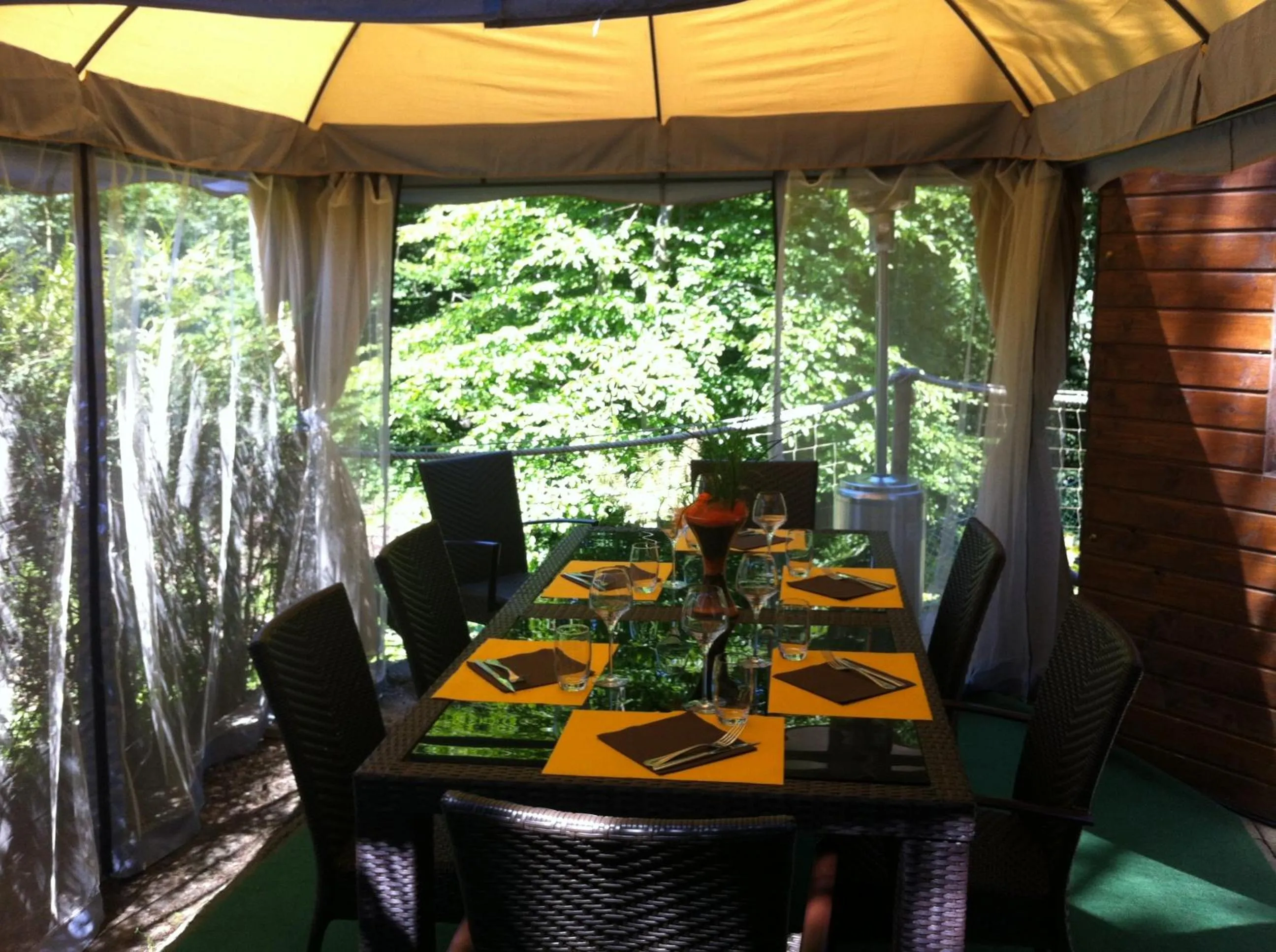 Patio in Hotel Restaurant Les Pins logis