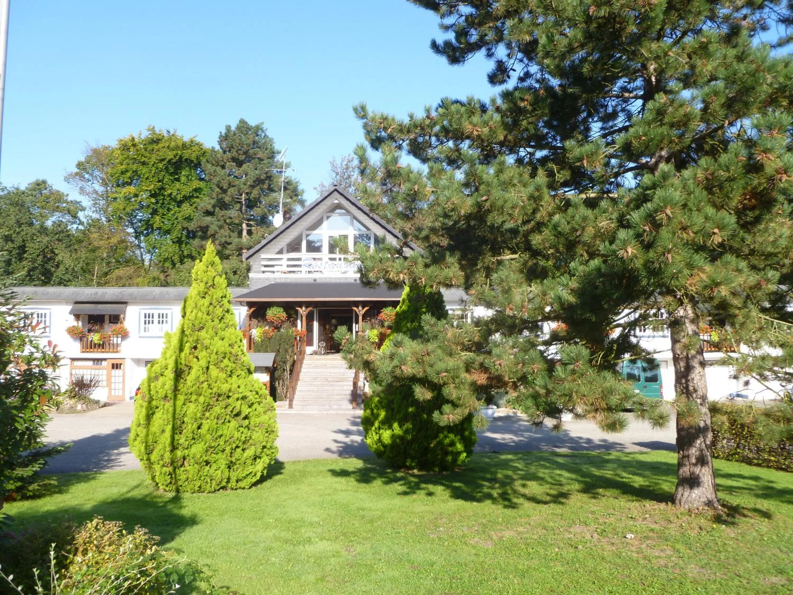 Facade/entrance in Hotel Restaurant Les Pins logis